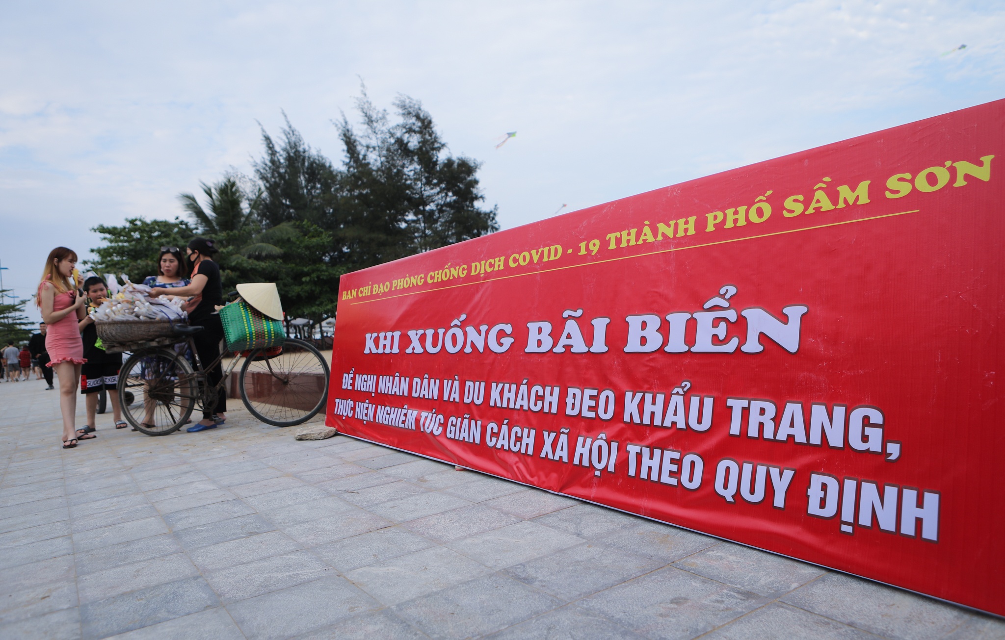 Biển Sầm Sơn vắng bóng khách du lịch ngoại tỉnh ảnh 5 Bien Sam Son vang bong khach du lich ngoai tinh anh 5