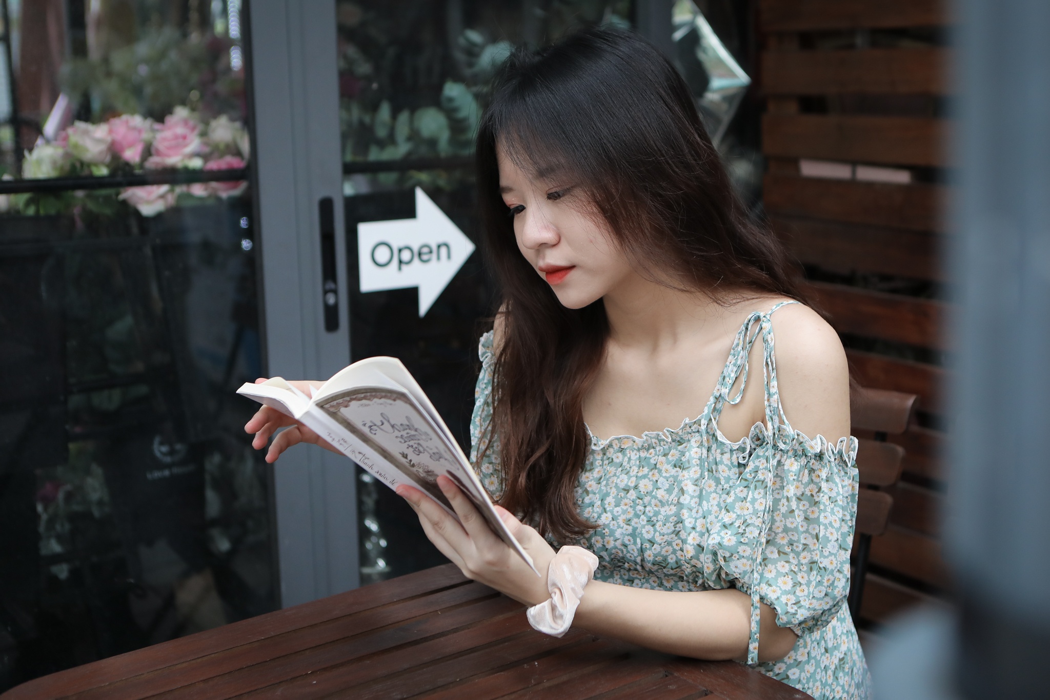 Pho sach Ha Noi dong duc ngay cuoi nghi le hinh anh