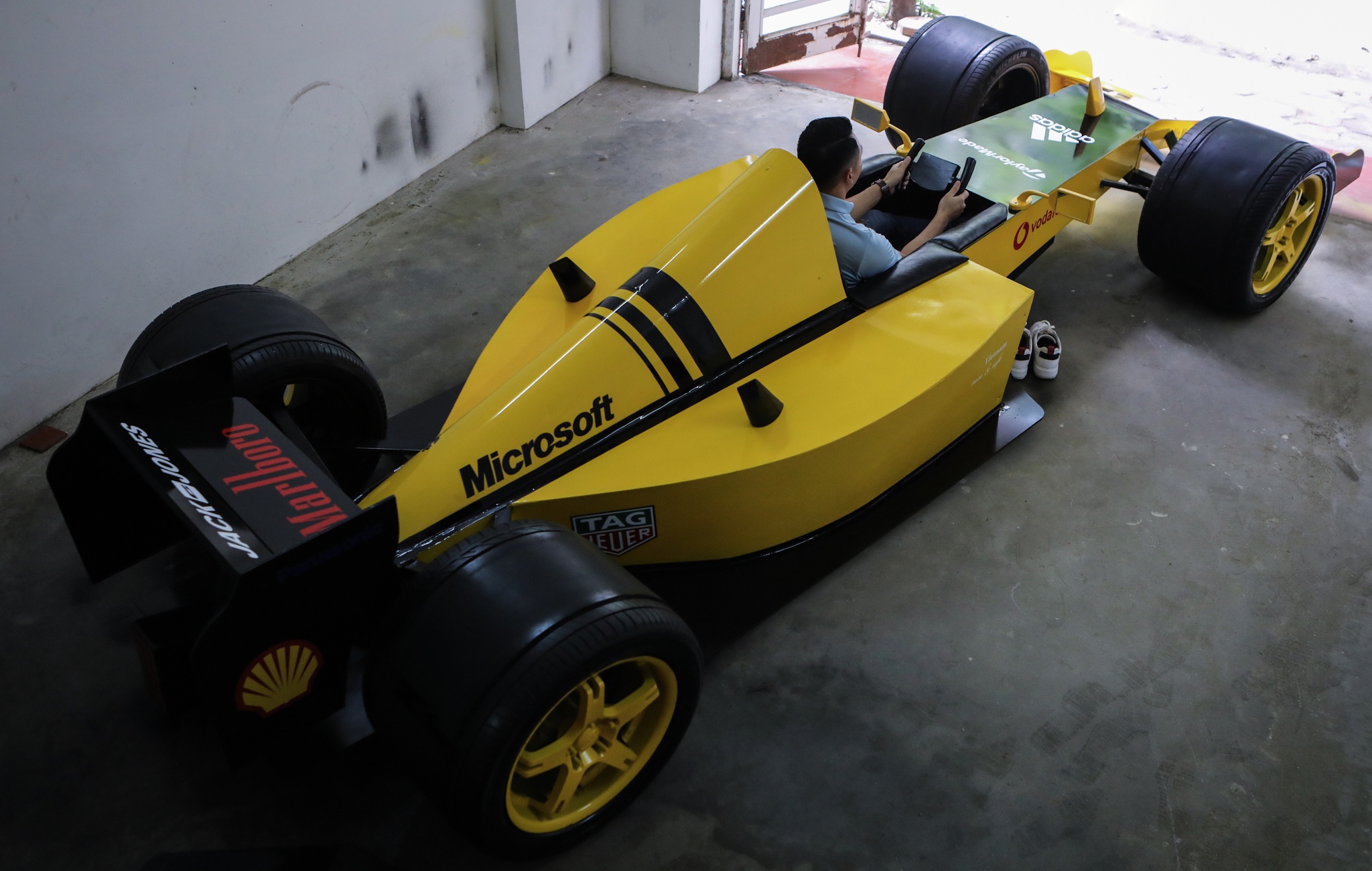 Tự làm xe đua F1 trong 2 tuần cách ly xã hội để đấu giá ảnh 1 Tu lam xe dua F1 trong 2 tuan cach ly xa hoi de dau gia anh 1