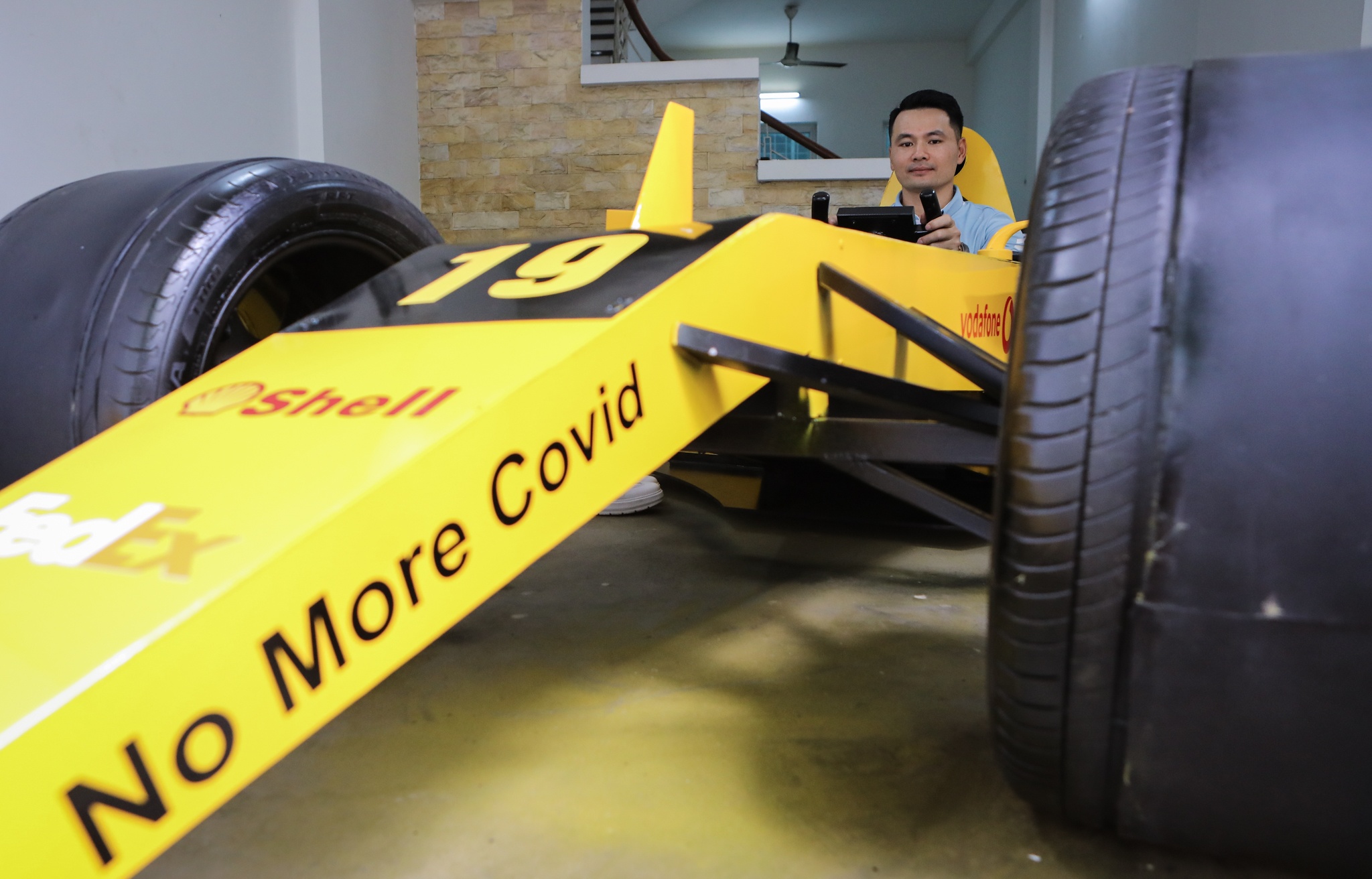 Tu lam xe dua F1 trong 2 tuan cach ly xa hoi o Ha Noi hinh anh