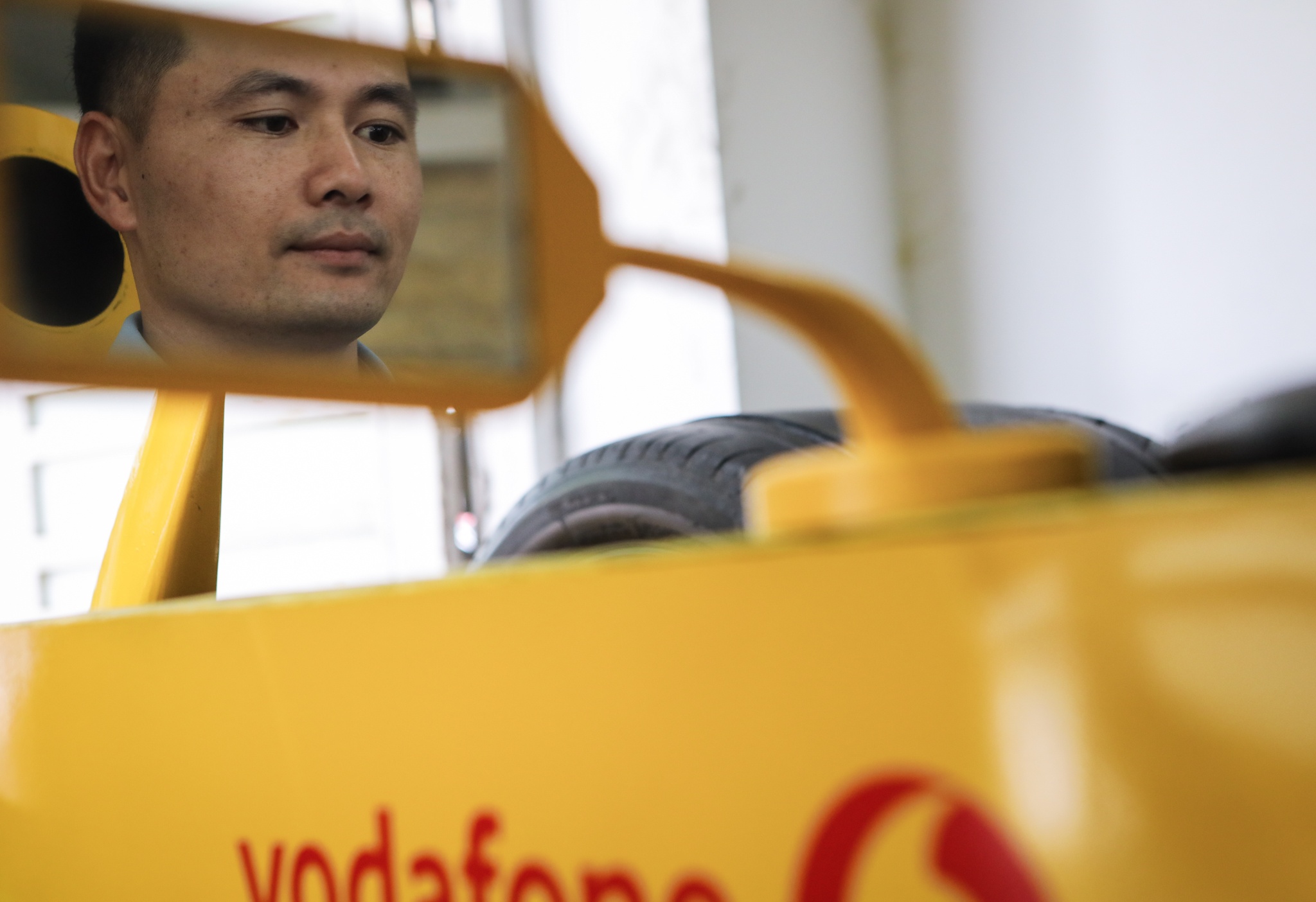 Tự làm xe đua F1 trong 2 tuần cách ly xã hội để đấu giá ảnh 5 Tu lam xe dua F1 trong 2 tuan cach ly xa hoi de dau gia anh 5