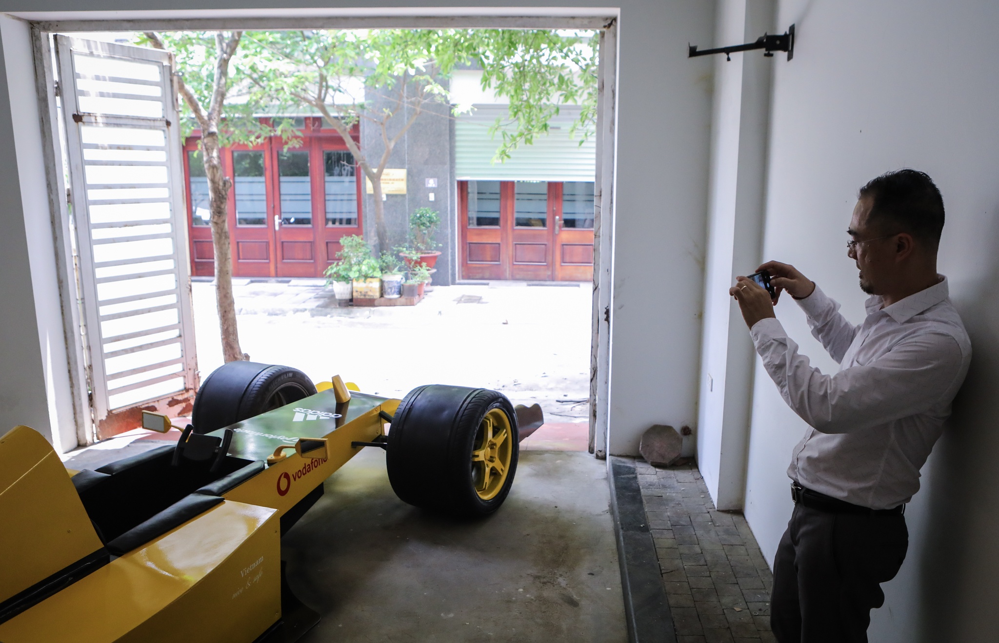 Tự làm xe đua F1 trong 2 tuần cách ly xã hội để đấu giá ảnh 8 Tu lam xe dua F1 trong 2 tuan cach ly xa hoi de dau gia anh 8