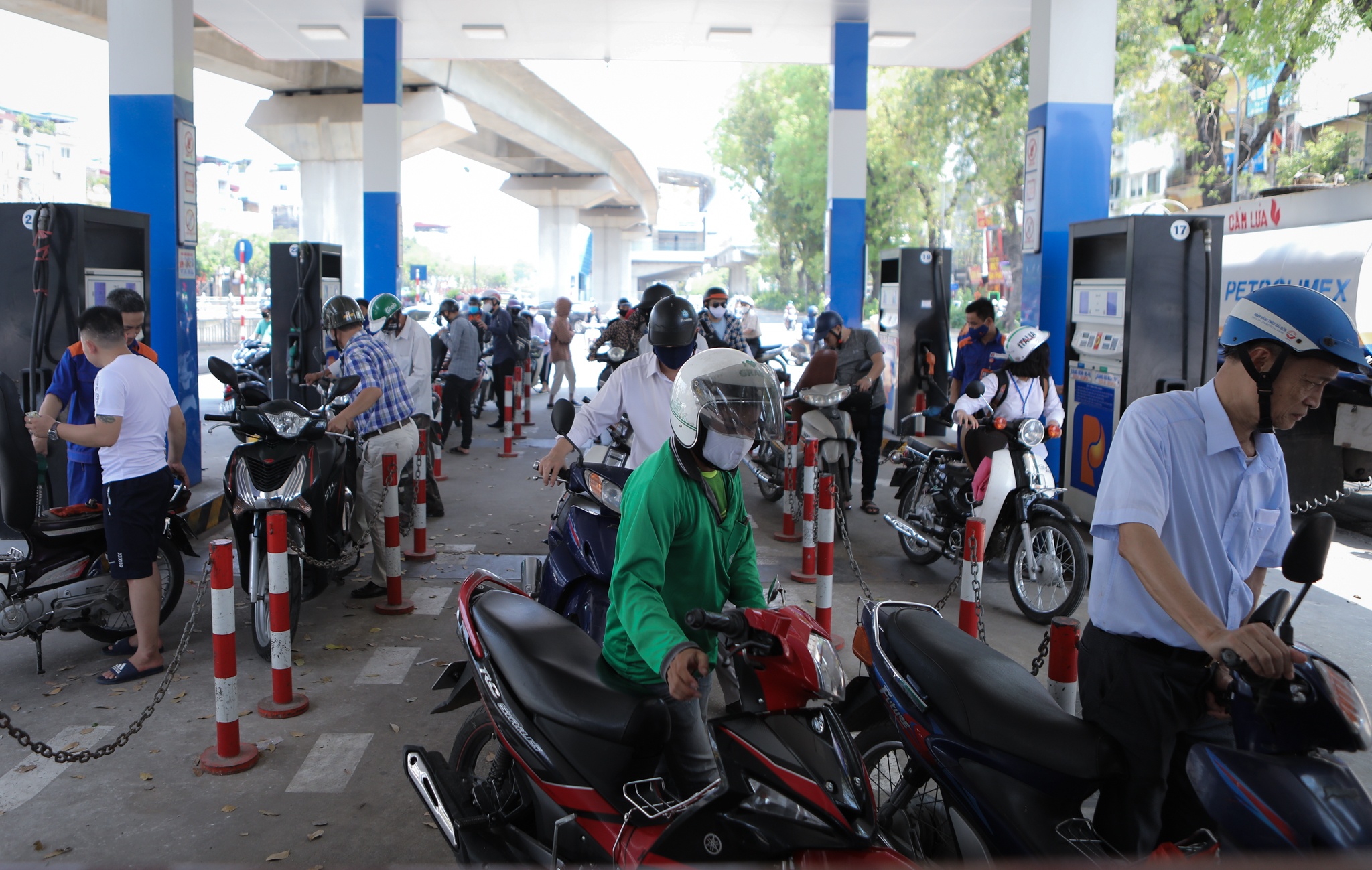 xep hang mua bao hiem xe may anh 1