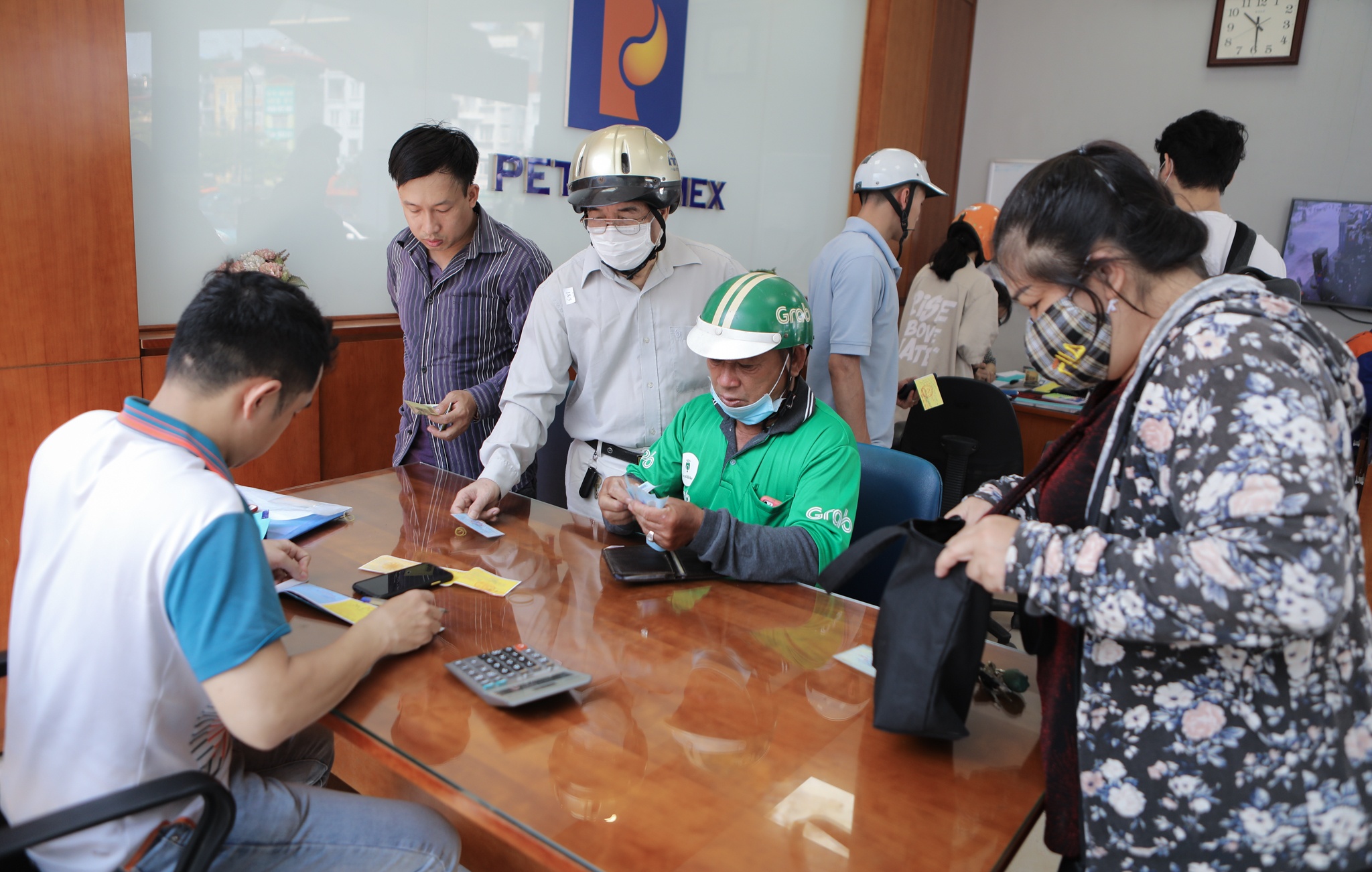 xep hang mua bao hiem xe may anh 2