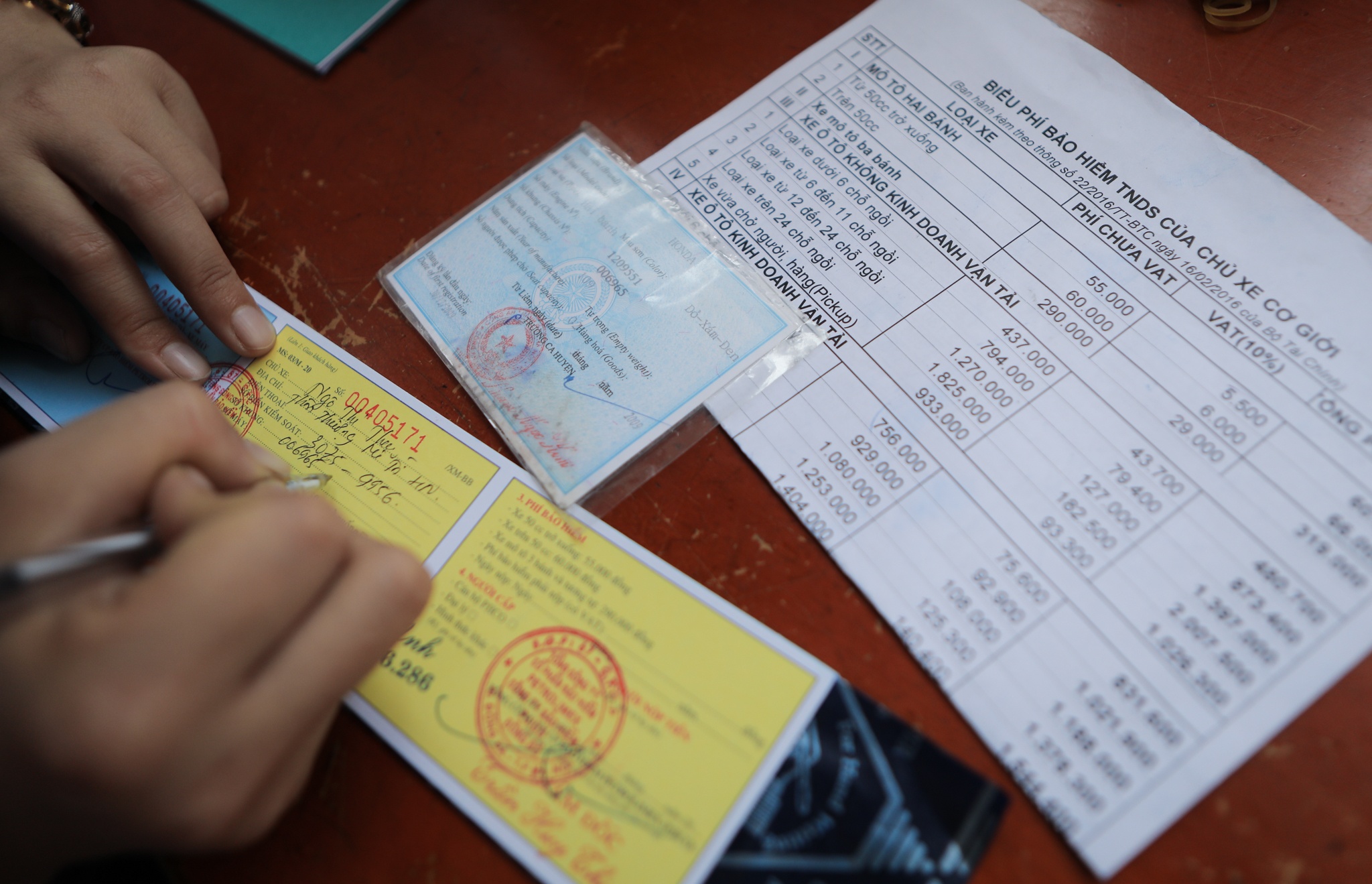 xep hang mua bao hiem xe may anh 6