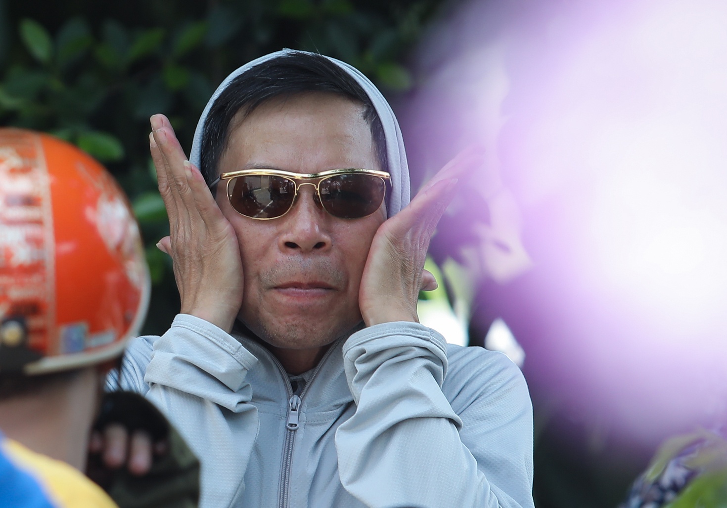 Phu huynh doi con duoi nang nong 40 do C hinh anh