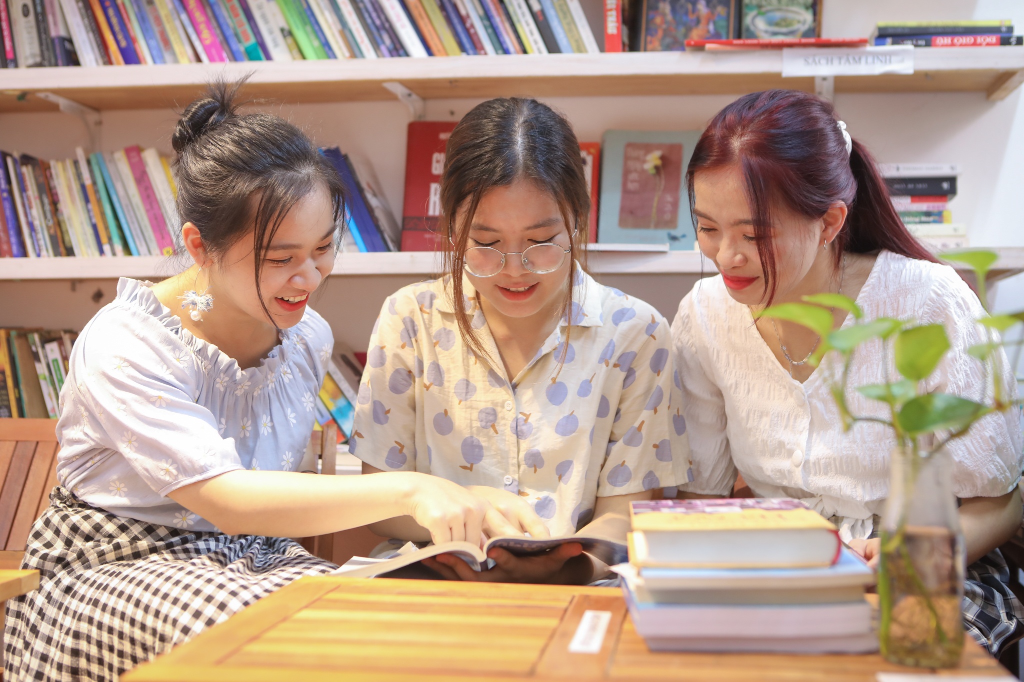 Doc sach, uong tra mien phi tai Ha Noi hinh anh