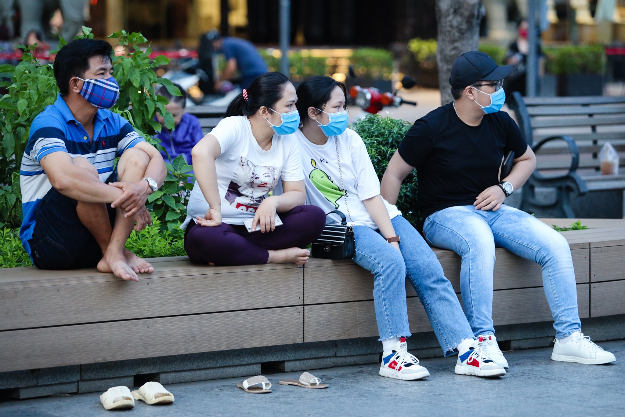 deo khau trang tai trung tam TP.HCM anh 8