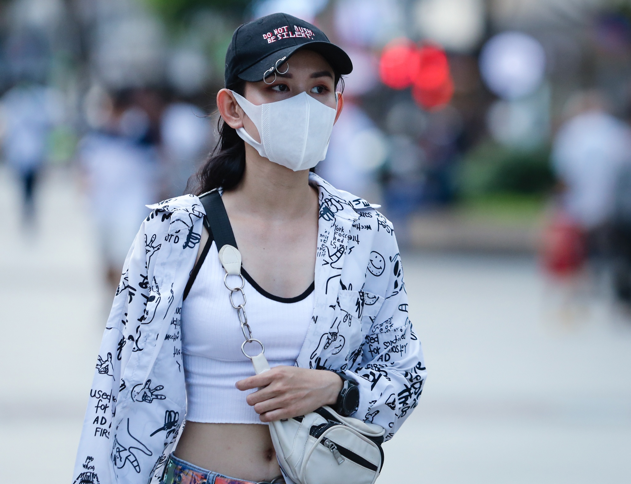 Nguoi dan deo khau trang vui choi o pho di bo Nguyen Hue hinh anh