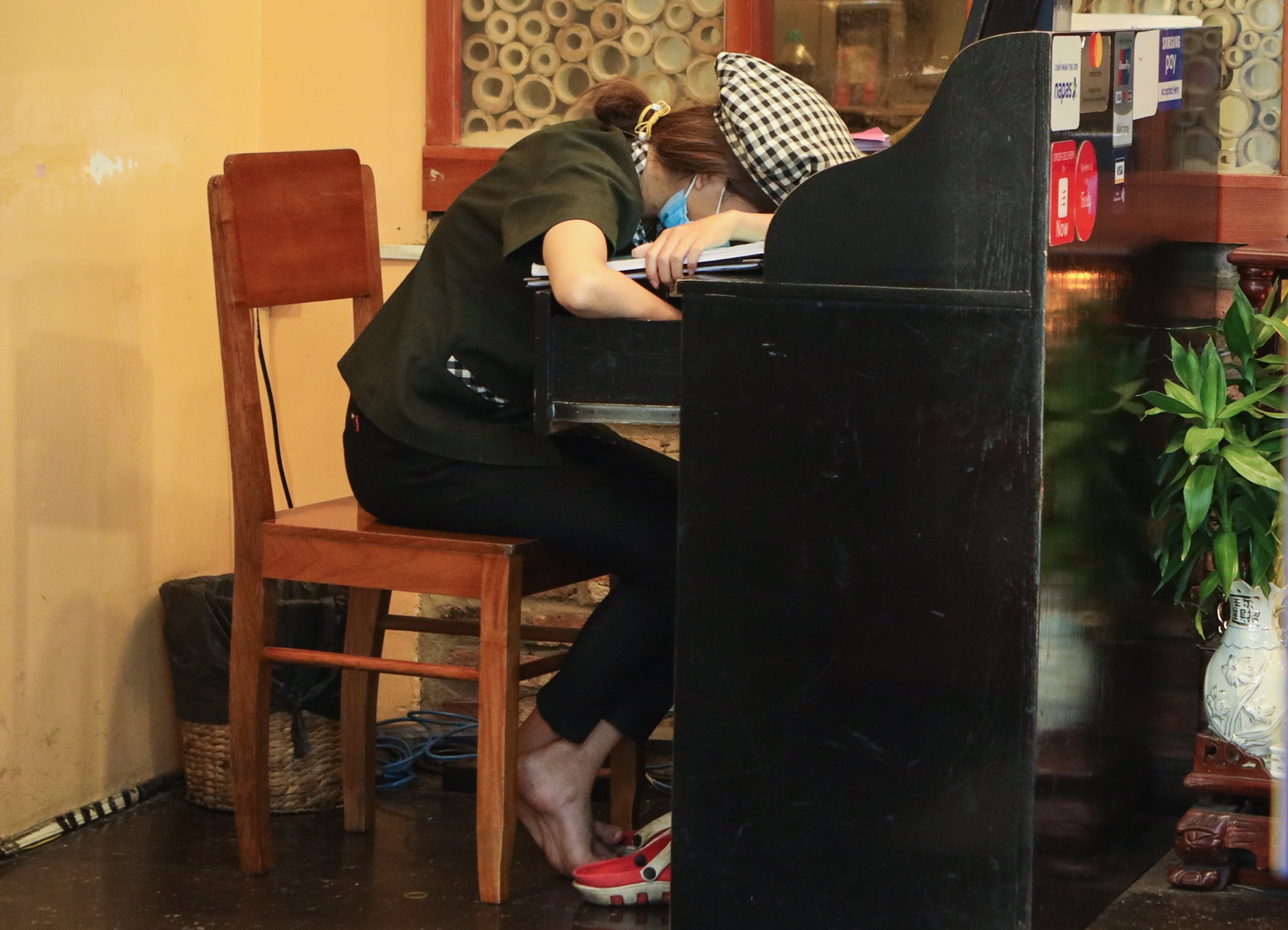 Nhan vien nha hang o TP.HCM ngu gat vi vang khach hinh anh