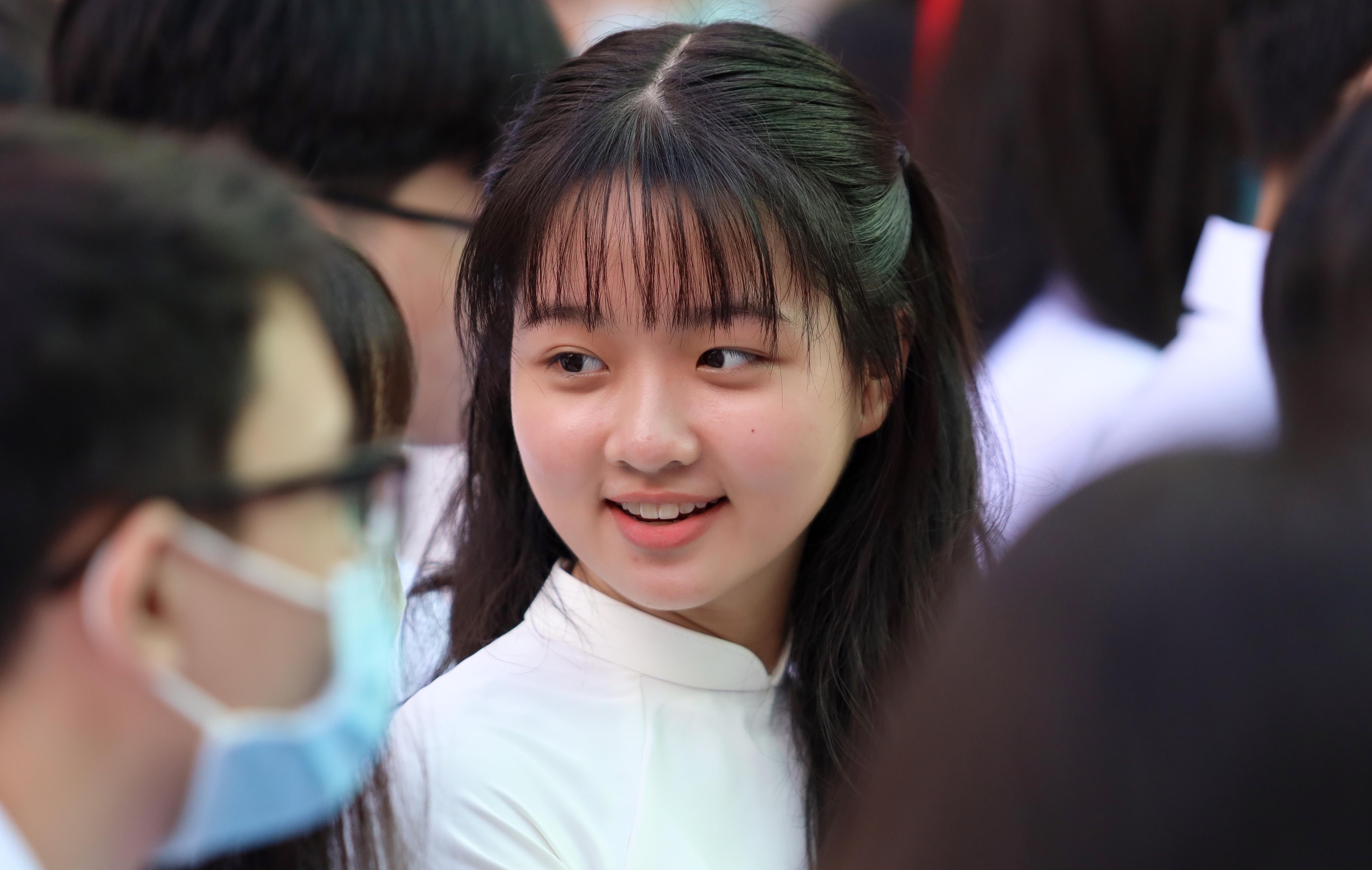 Lam Thanh My mac ao dai du khai giang hinh anh