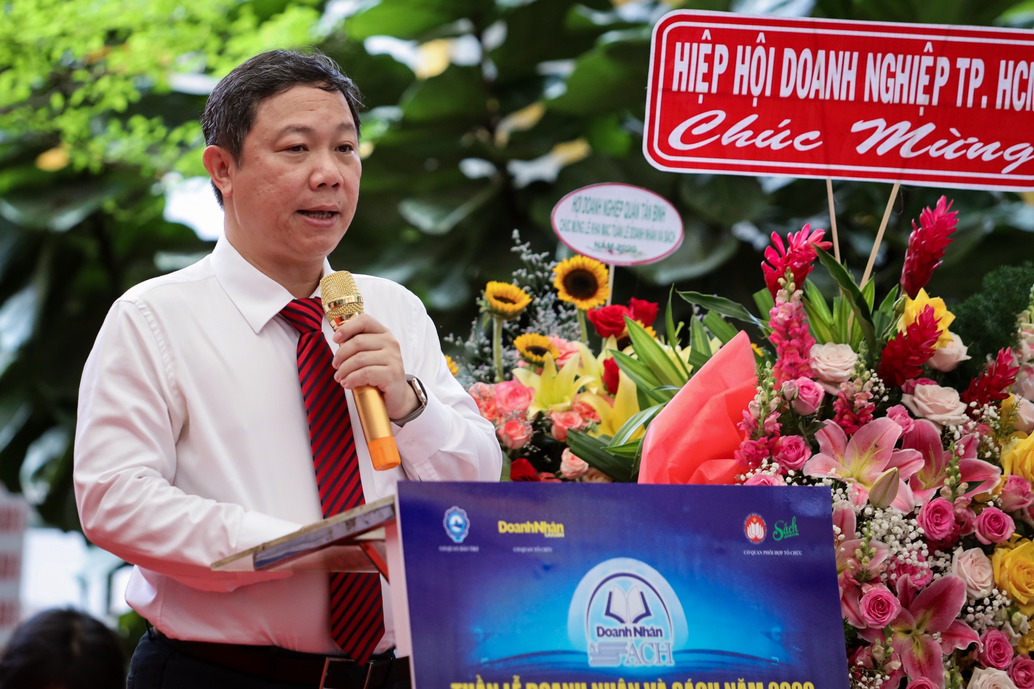 tuan le doanh nhan va sach anh 3