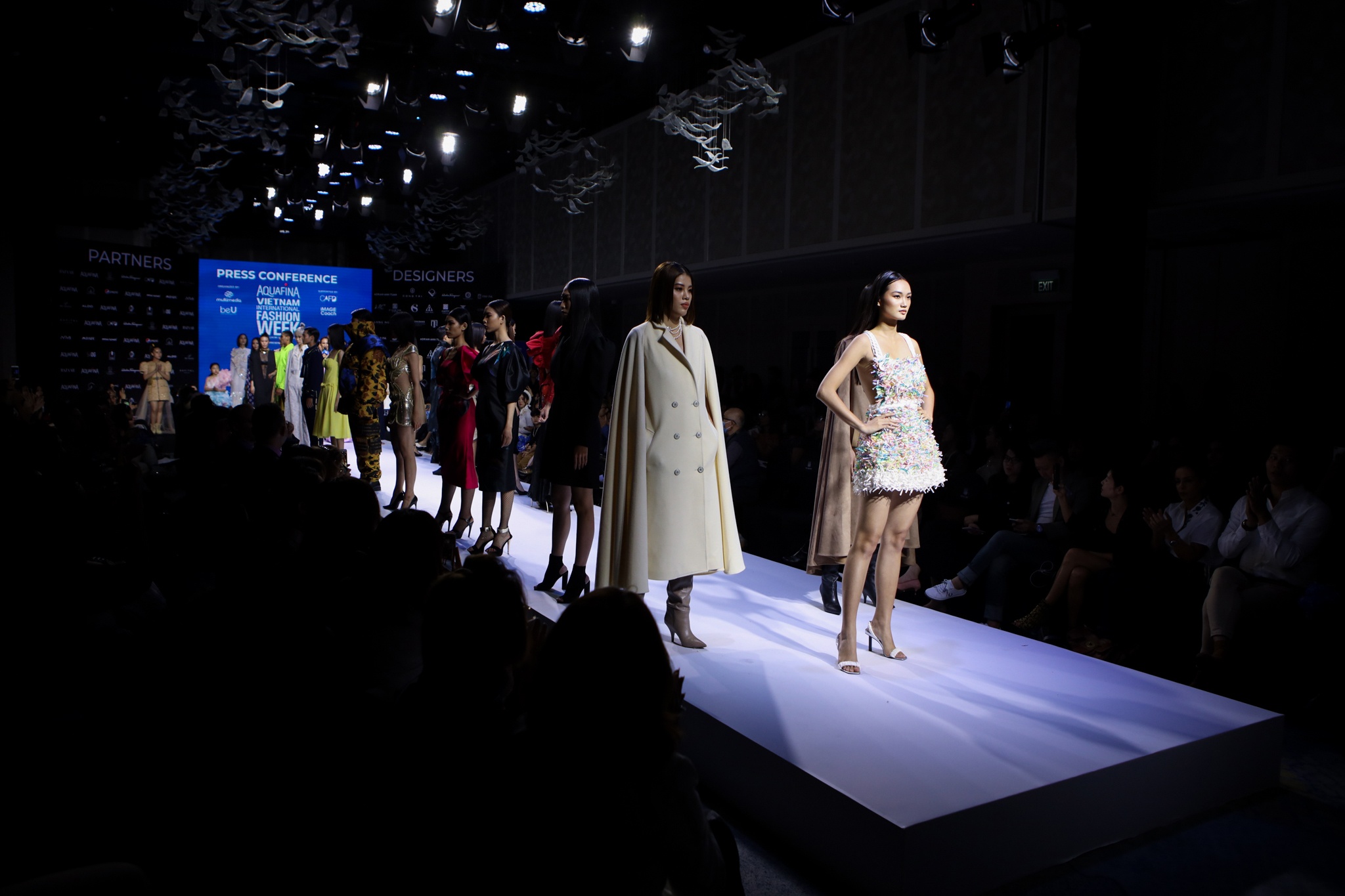 Cong Tri ket hop cung Aquafina anh 1