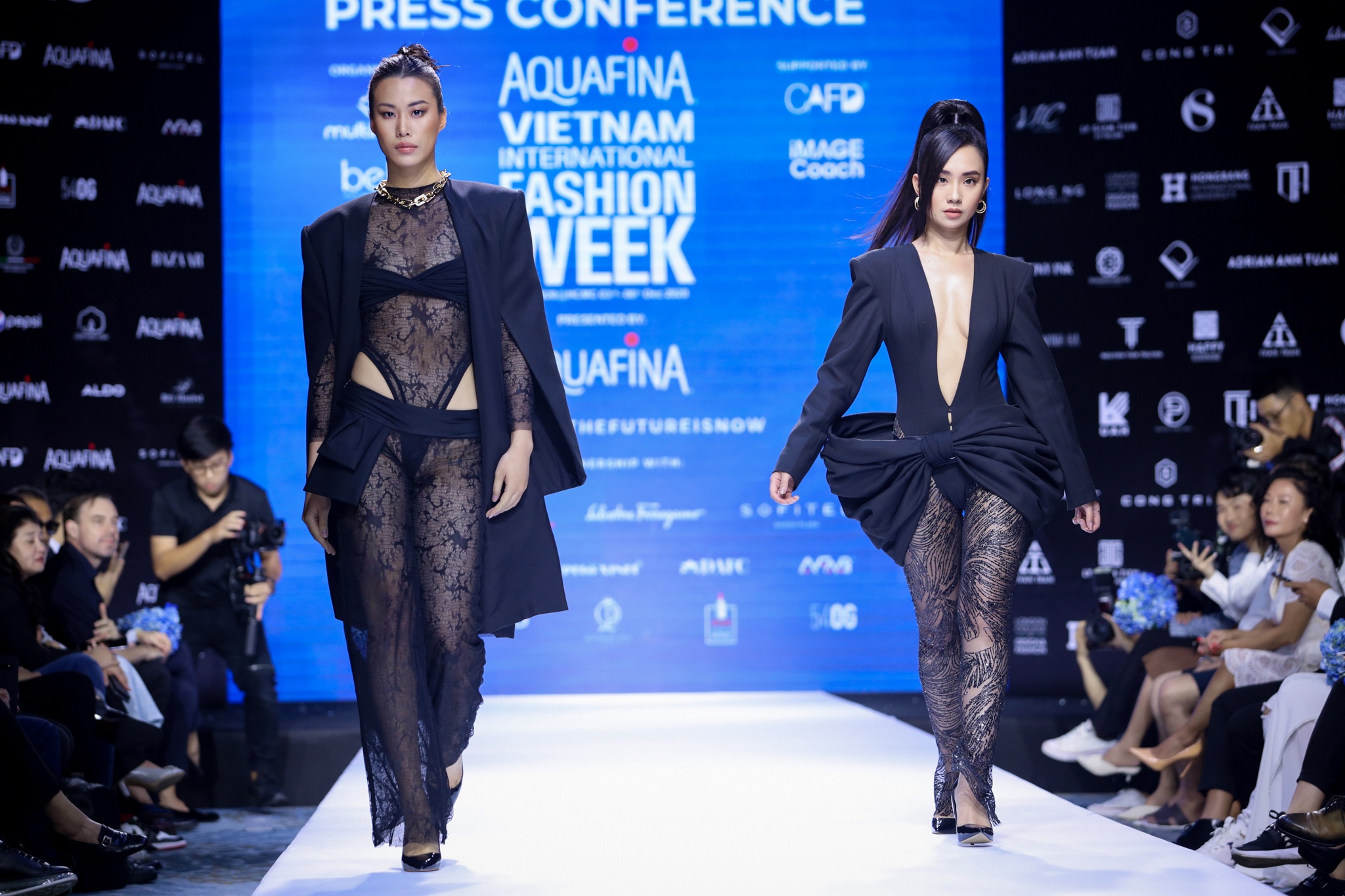 Cong Tri ket hop cung Aquafina anh 9