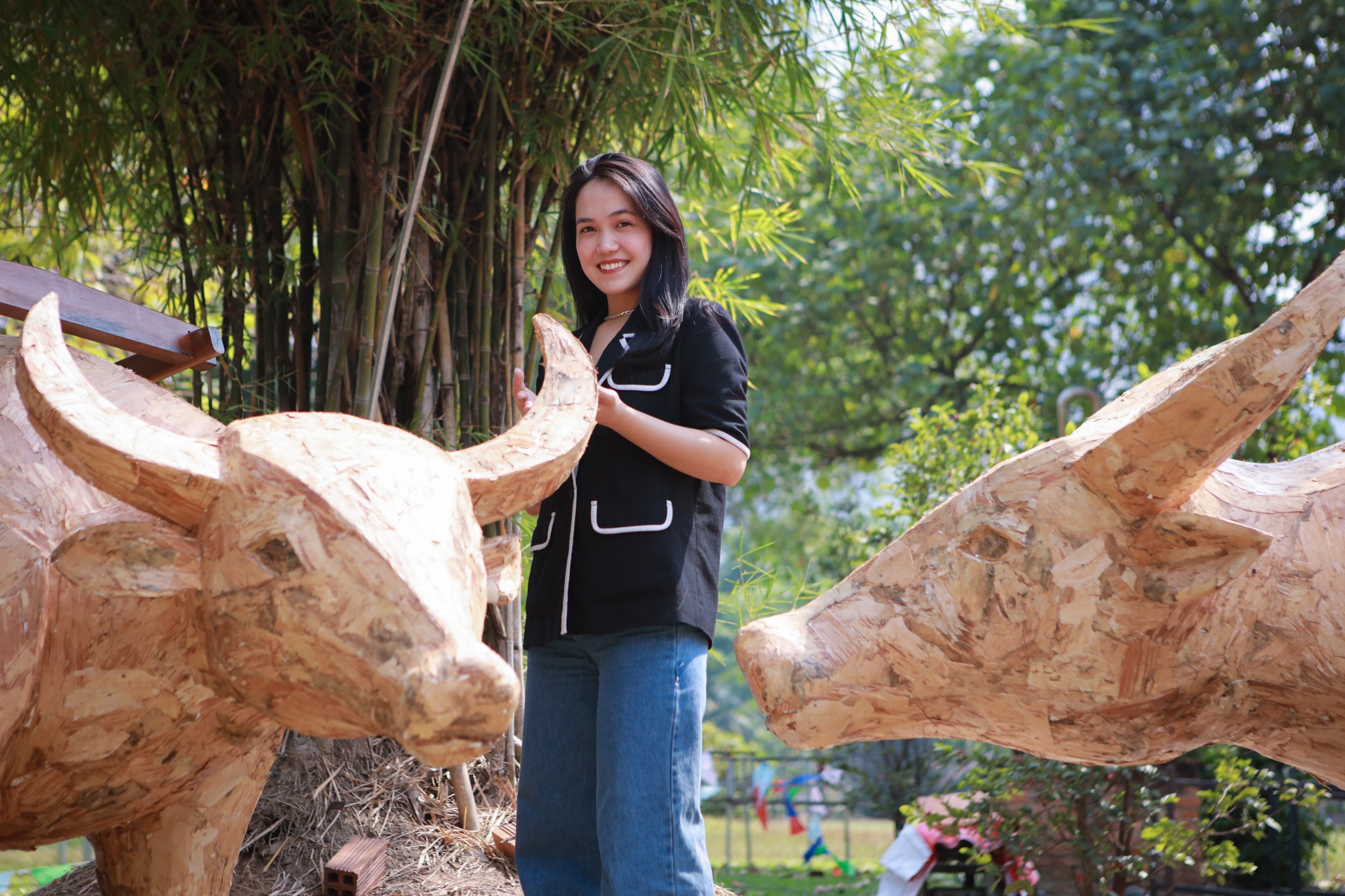 Tao hinh linh vat trau tai duong hoa Nguyen Hue Tet Tan Suu hinh anh