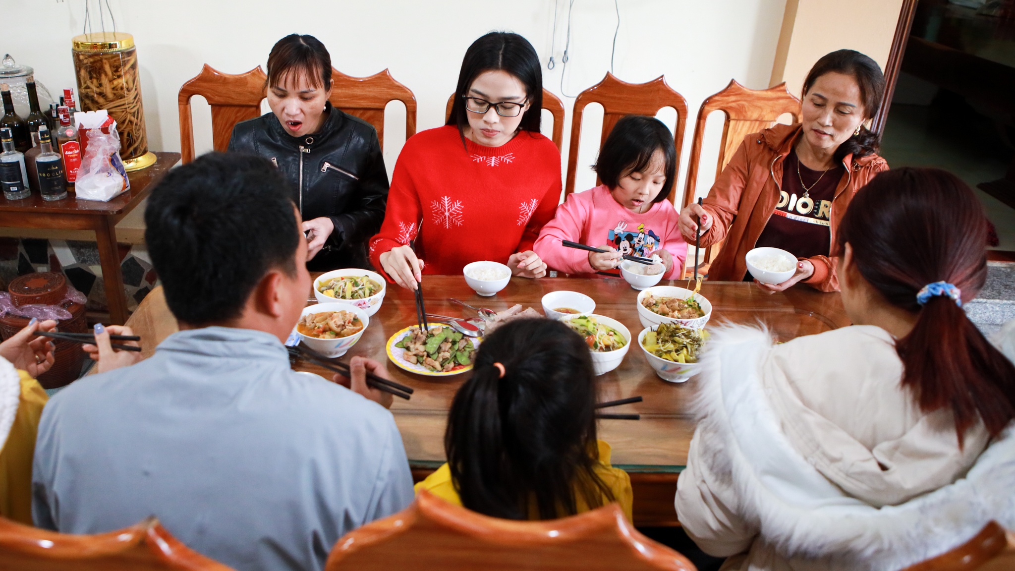 Hoa hậu Đỗ Thị Hà đi chợ sắm Tết ngày mưa gió ảnh 11 Hoa hau Do Thi Ha di cho sam Tet ngay mua gio anh 11