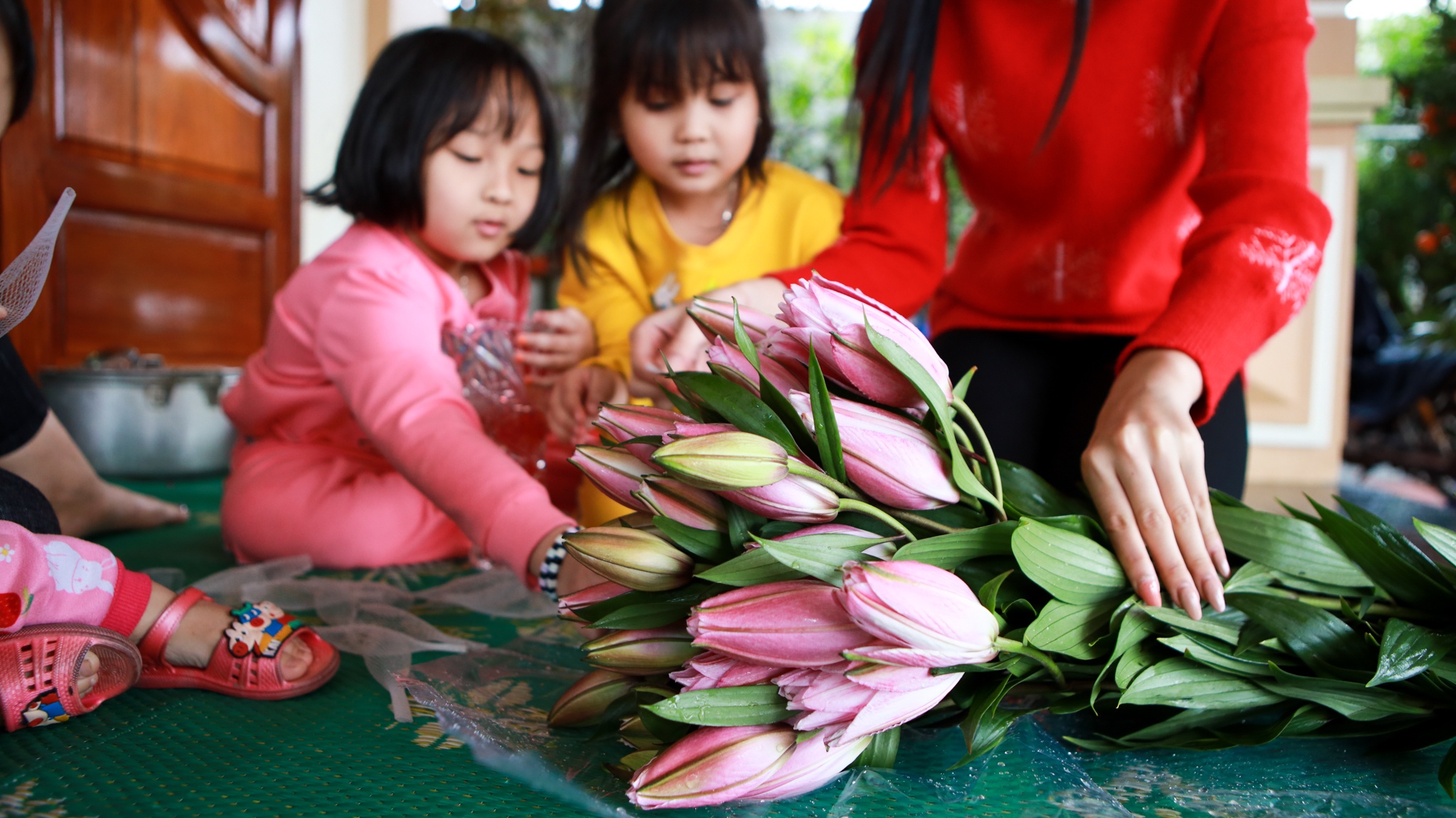 Hoa hậu Đỗ Thị Hà đi chợ sắm Tết ngày mưa gió ảnh 12 Hoa hau Do Thi Ha di cho sam Tet ngay mua gio anh 12