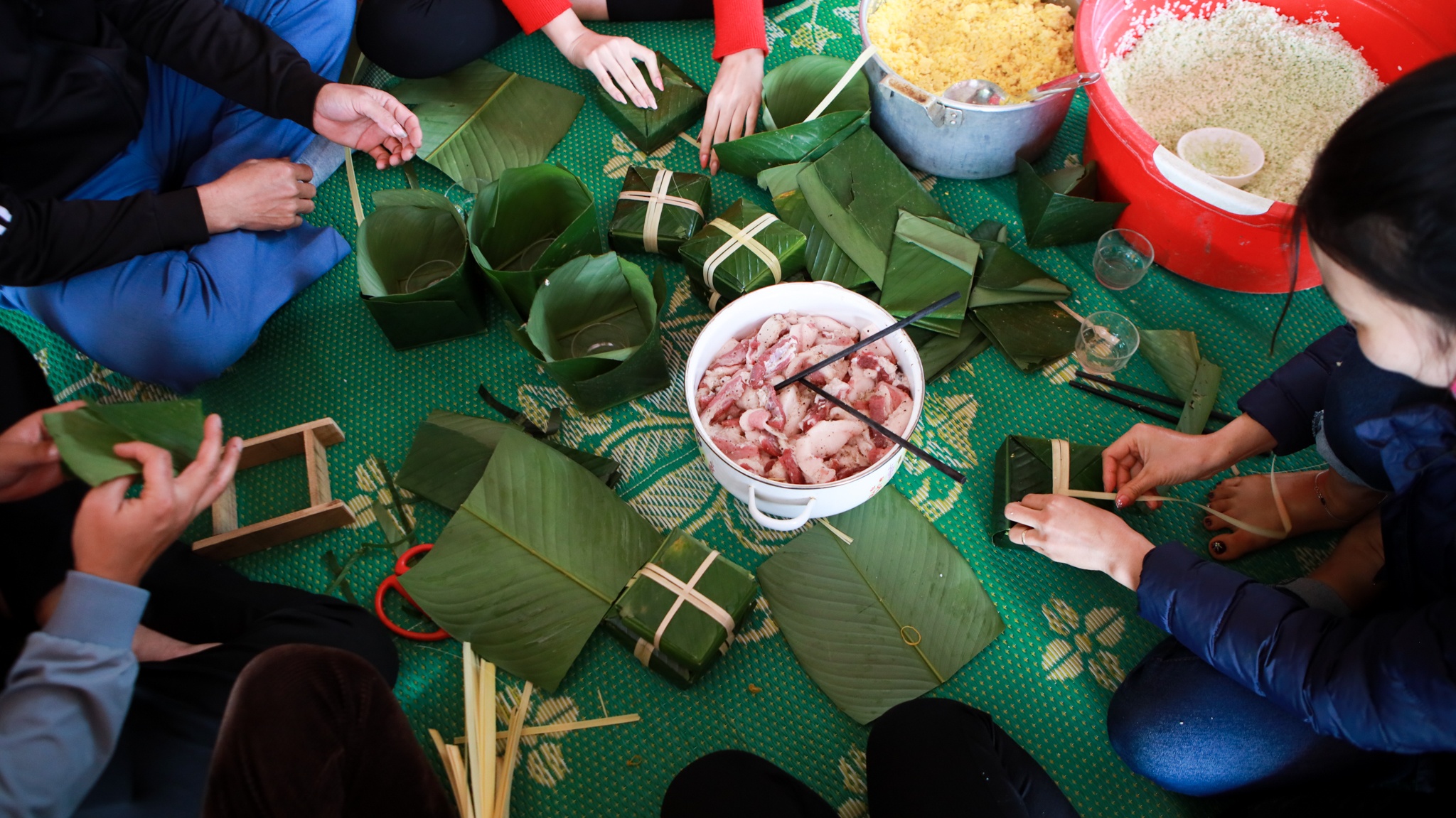 Hoa hậu Đỗ Thị Hà đi chợ sắm Tết ngày mưa gió ảnh 16 Hoa hau Do Thi Ha di cho sam Tet ngay mua gio anh 16