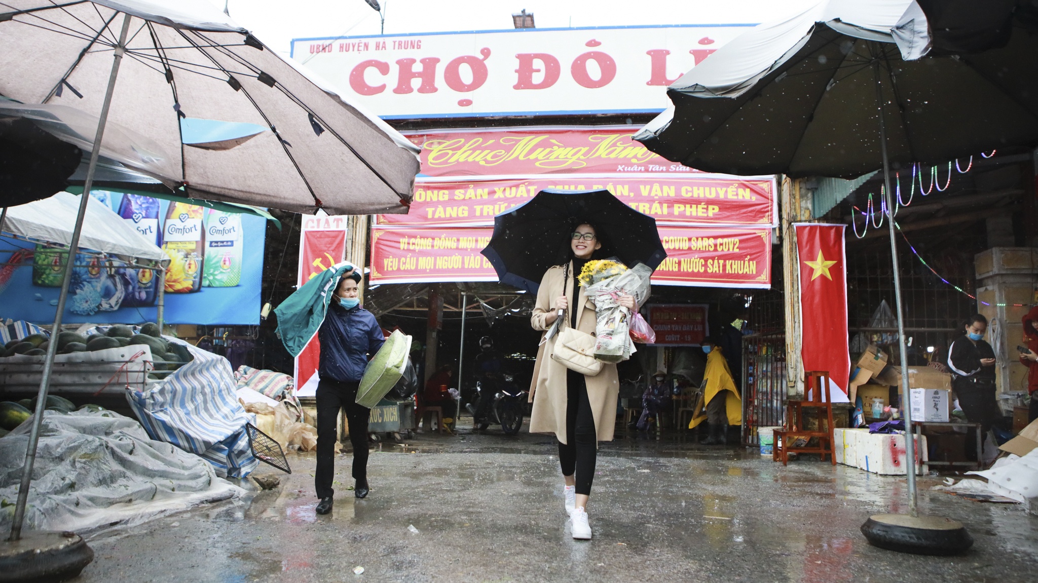 Hoa hậu Đỗ Thị Hà đi chợ sắm Tết ngày mưa gió ảnh 1 Hoa hau Do Thi Ha di cho sam Tet ngay mua gio anh 1