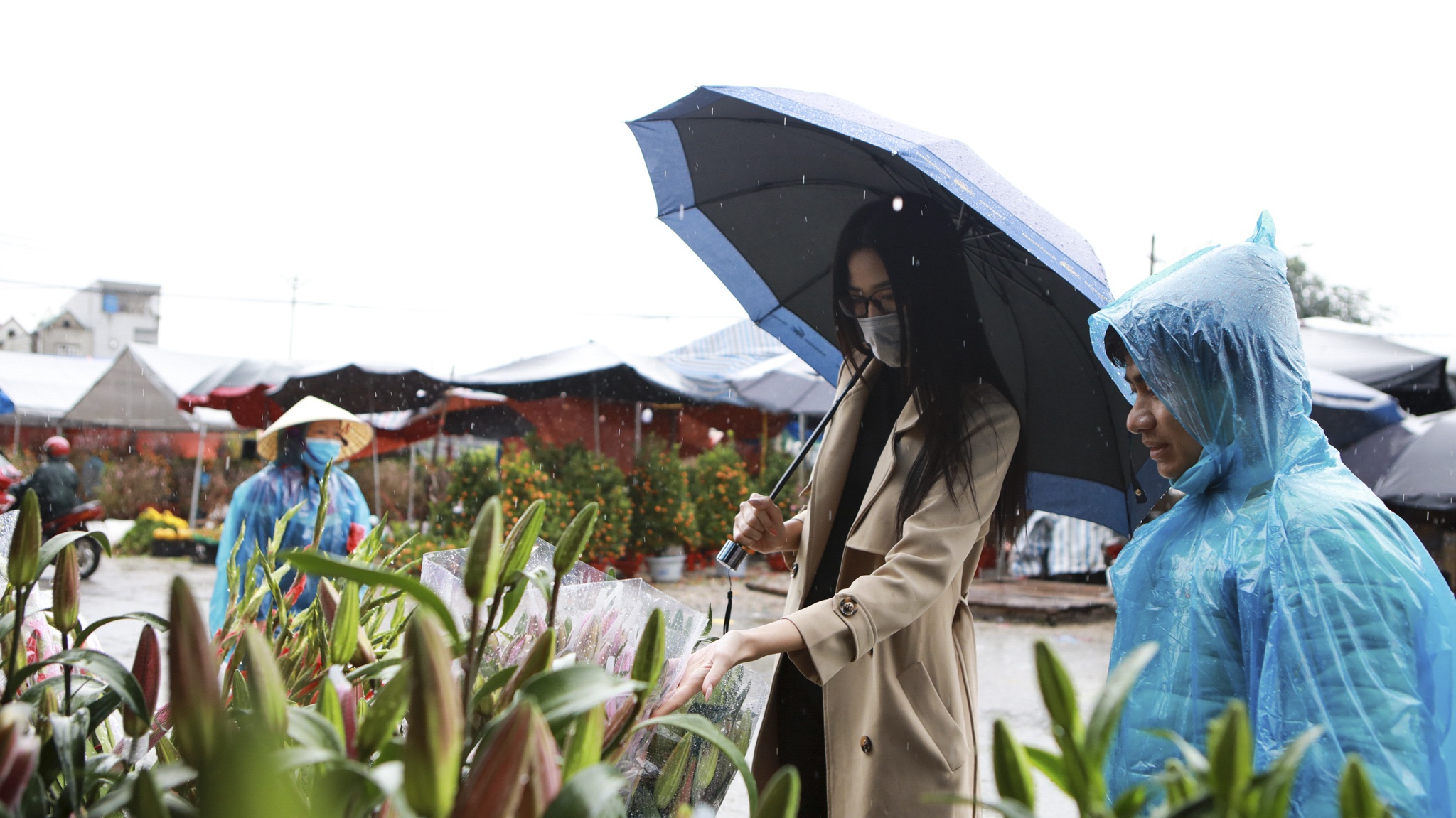 Hoa hậu Đỗ Thị Hà đi chợ sắm Tết ngày mưa gió ảnh 2 Hoa hau Do Thi Ha di cho sam Tet ngay mua gio anh 2