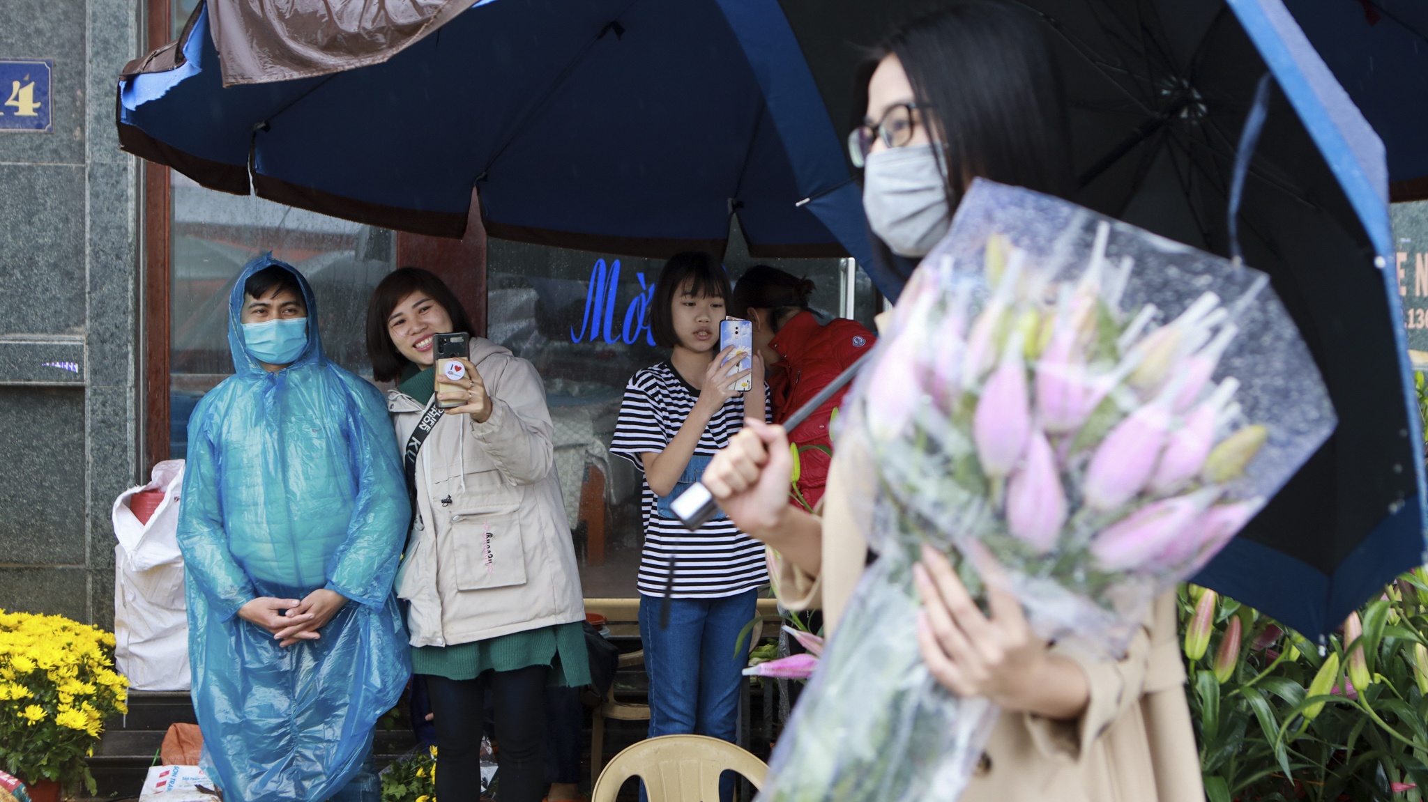 Hoa hậu Đỗ Thị Hà đi chợ sắm Tết ngày mưa gió ảnh 3 Hoa hau Do Thi Ha di cho sam Tet ngay mua gio anh 3