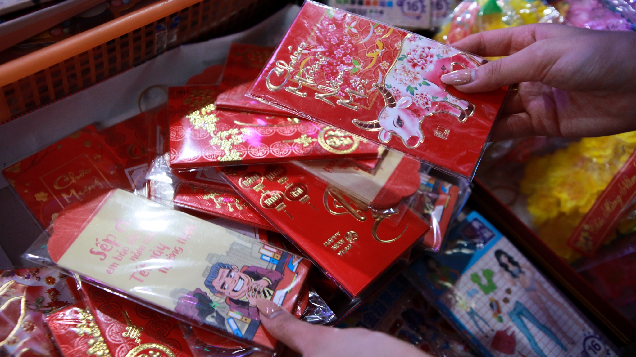 Hoa hậu Đỗ Thị Hà đi chợ sắm Tết ngày mưa gió ảnh 4 Hoa hau Do Thi Ha di cho sam Tet ngay mua gio anh 4