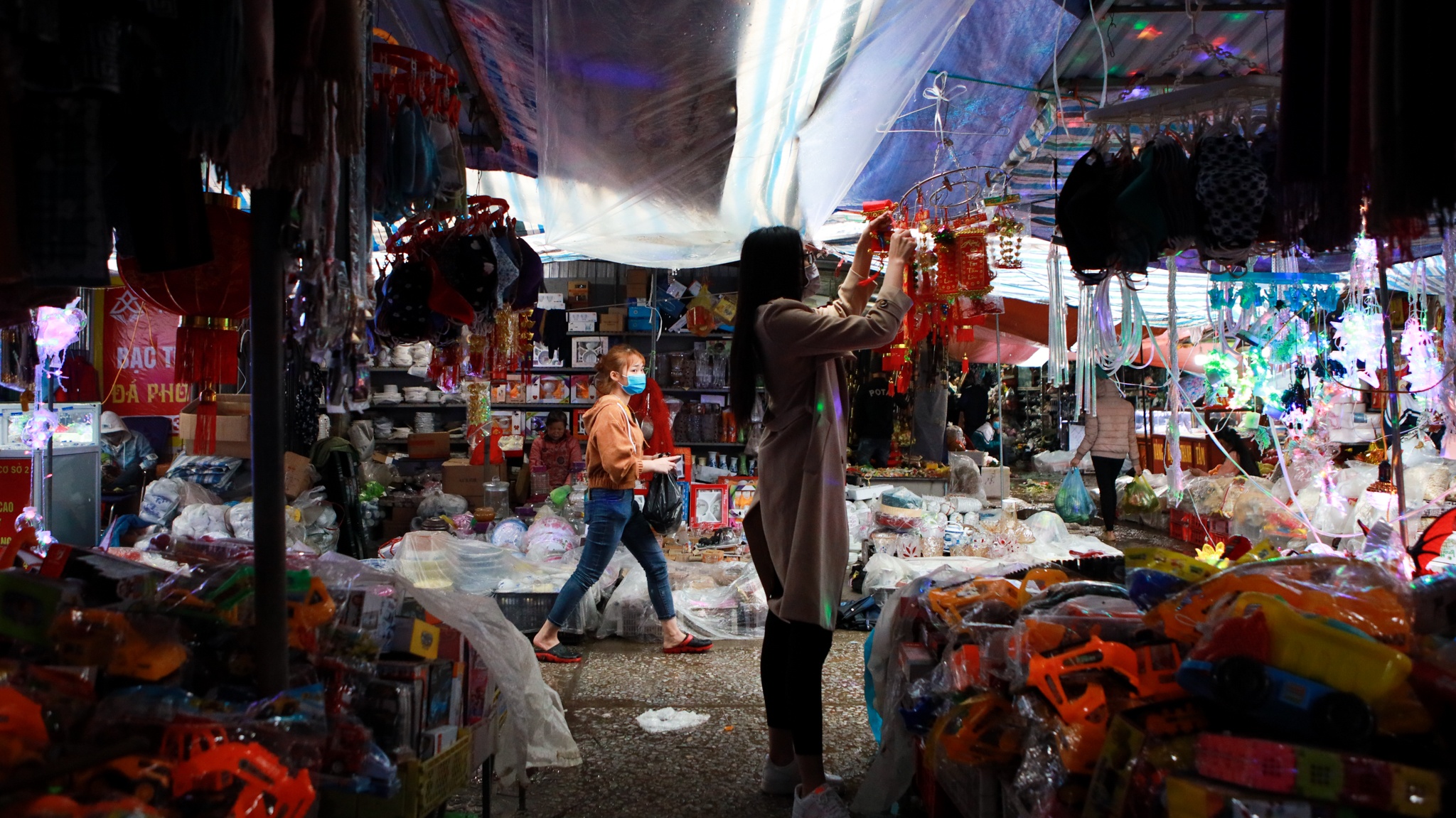 Hoa hậu Đỗ Thị Hà đi chợ sắm Tết ngày mưa gió ảnh 5 Hoa hau Do Thi Ha di cho sam Tet ngay mua gio anh 5