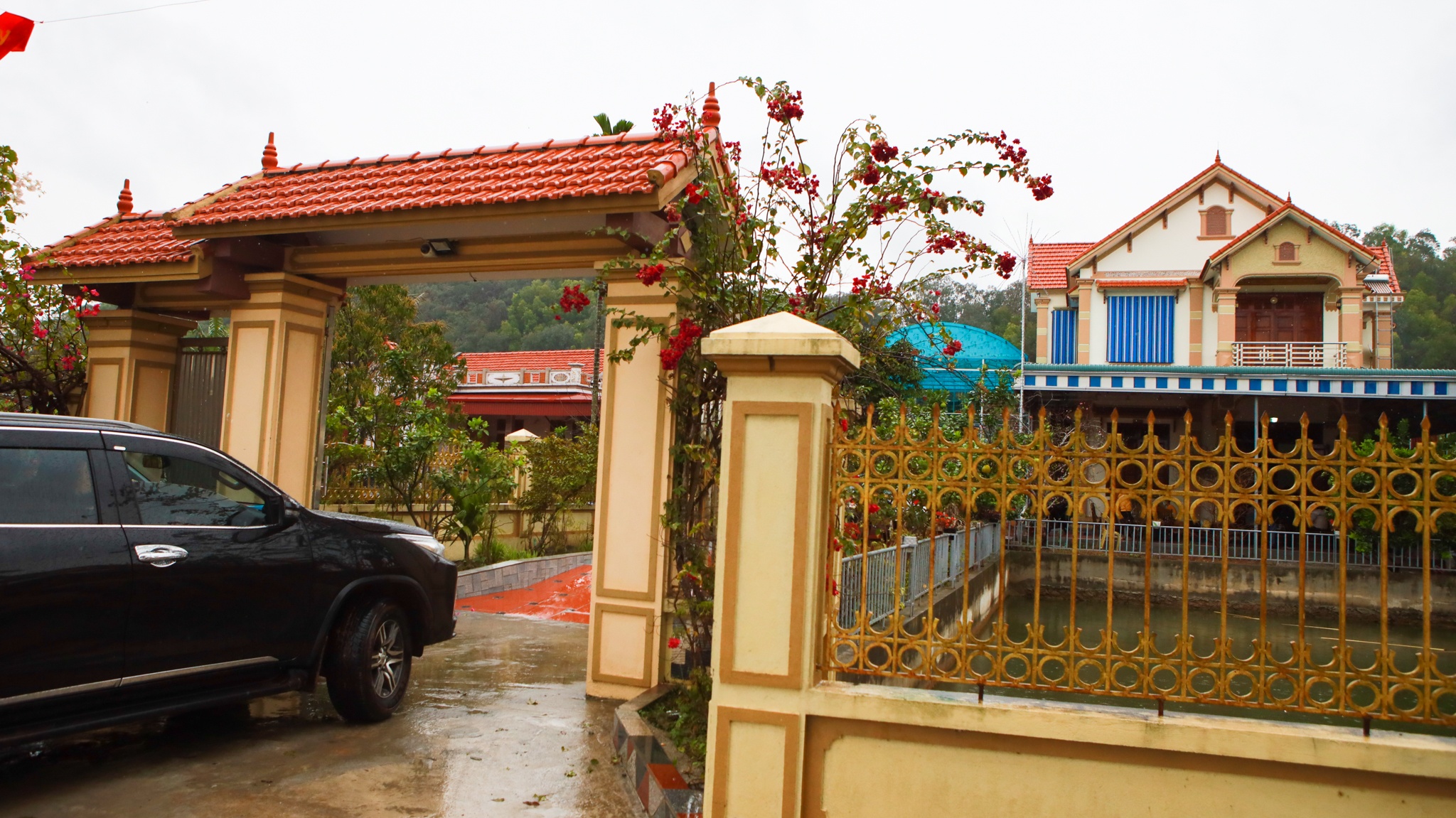 Hoa hậu Đỗ Thị Hà đi chợ sắm Tết ngày mưa gió ảnh 6 Hoa hau Do Thi Ha di cho sam Tet ngay mua gio anh 6