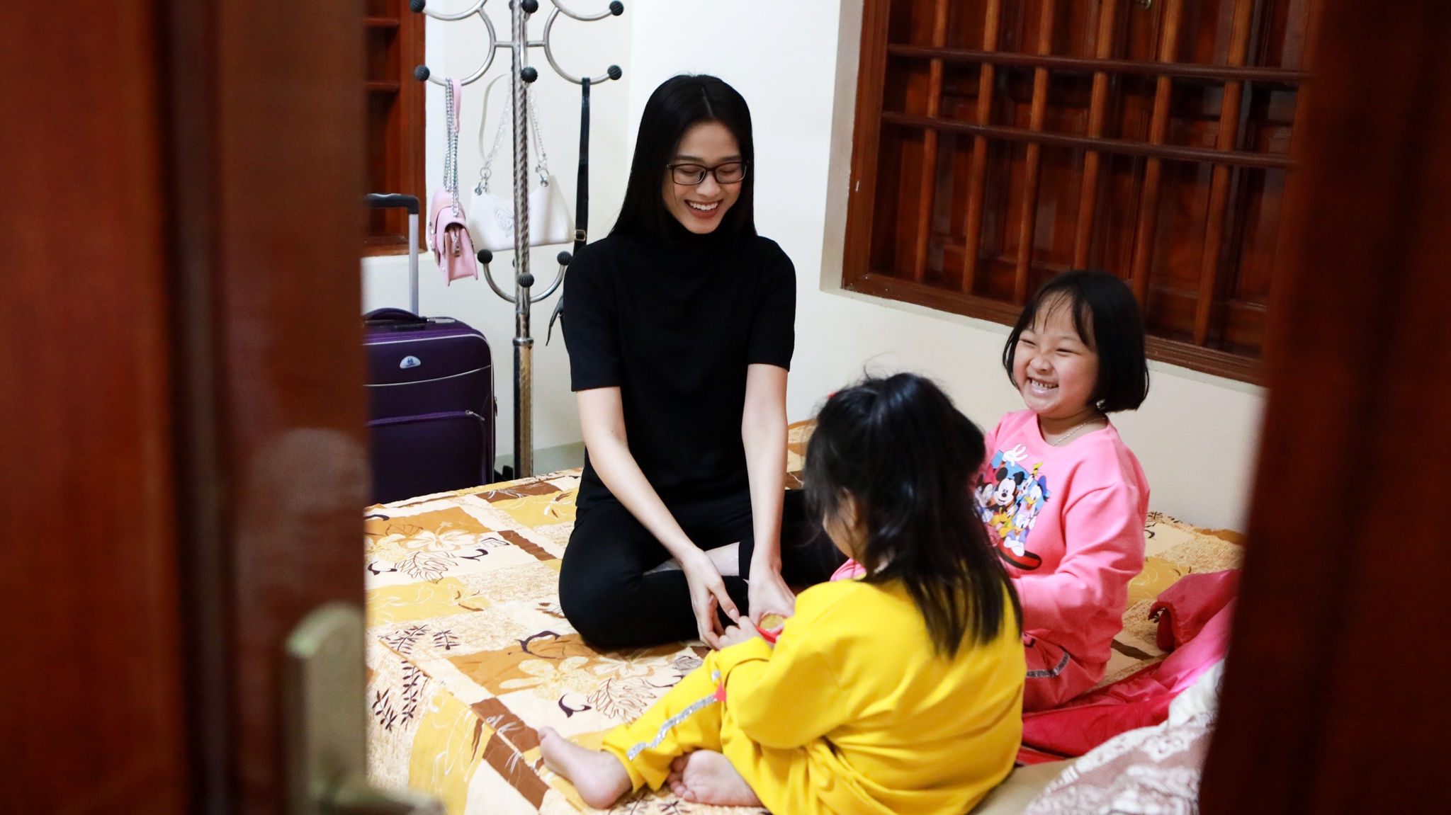 Hoa hậu Đỗ Thị Hà đi chợ sắm Tết ngày mưa gió ảnh 8 Hoa hau Do Thi Ha di cho sam Tet ngay mua gio anh 8