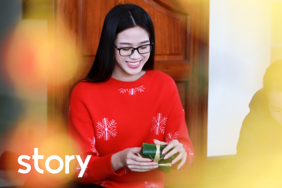 Hoa hau Do Thi Ha di cho que sam Tet ngay mua gio hinh anh