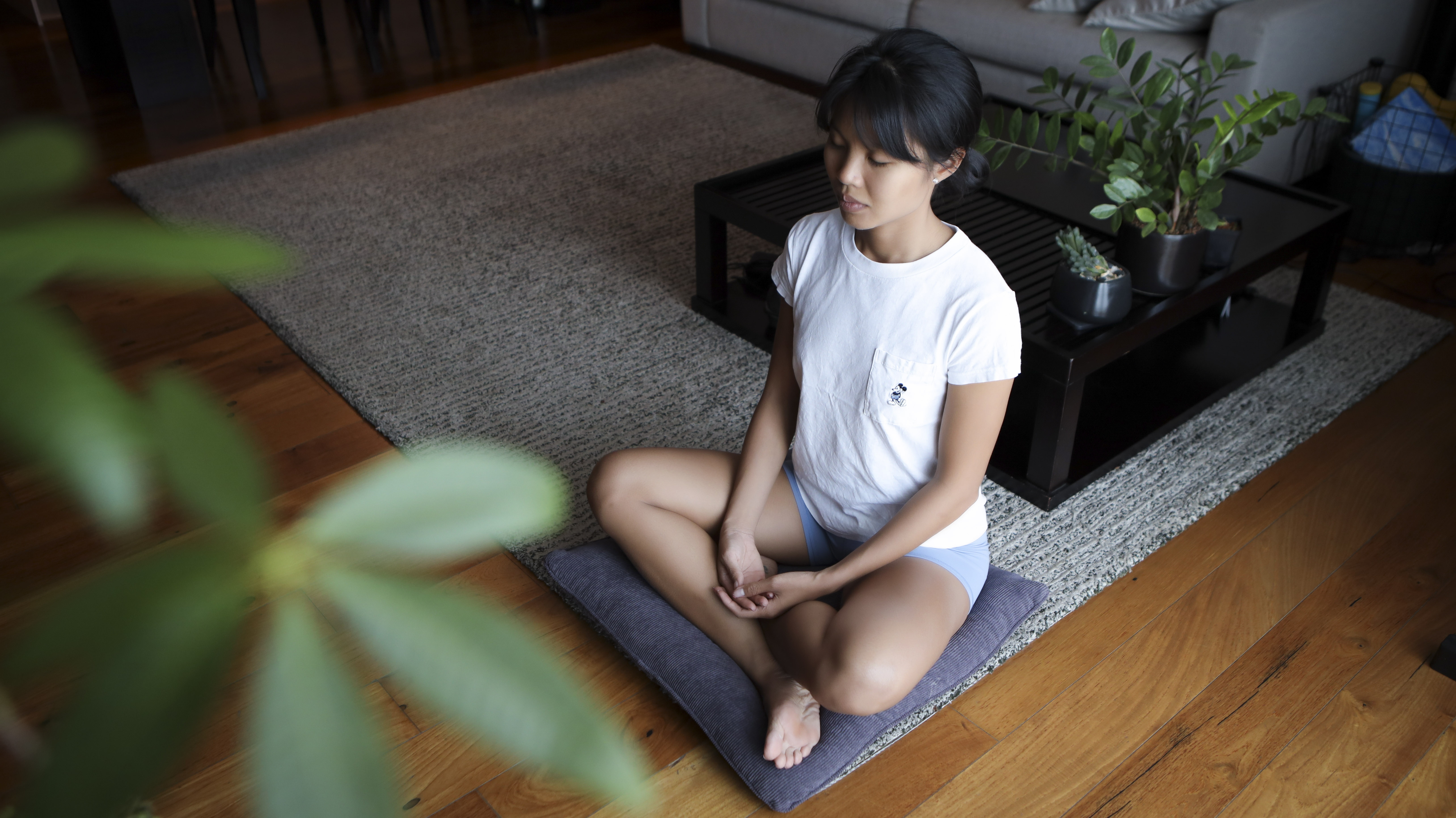 Cô gái dạy yoga bay ảnh 1 Co gai day yoga bay anh 1