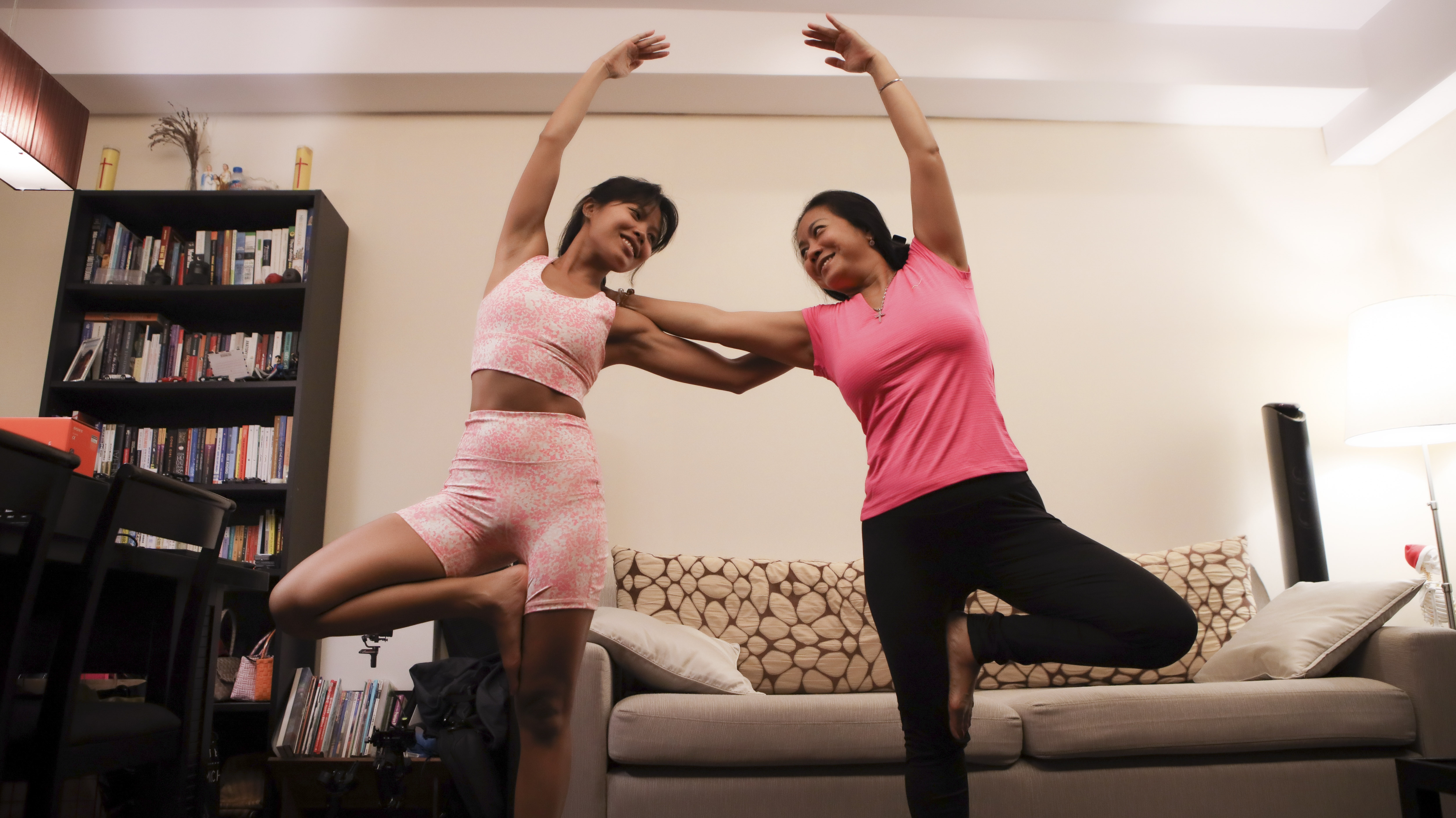 Cô gái dạy yoga bay ảnh 21 Co gai day yoga bay anh 21