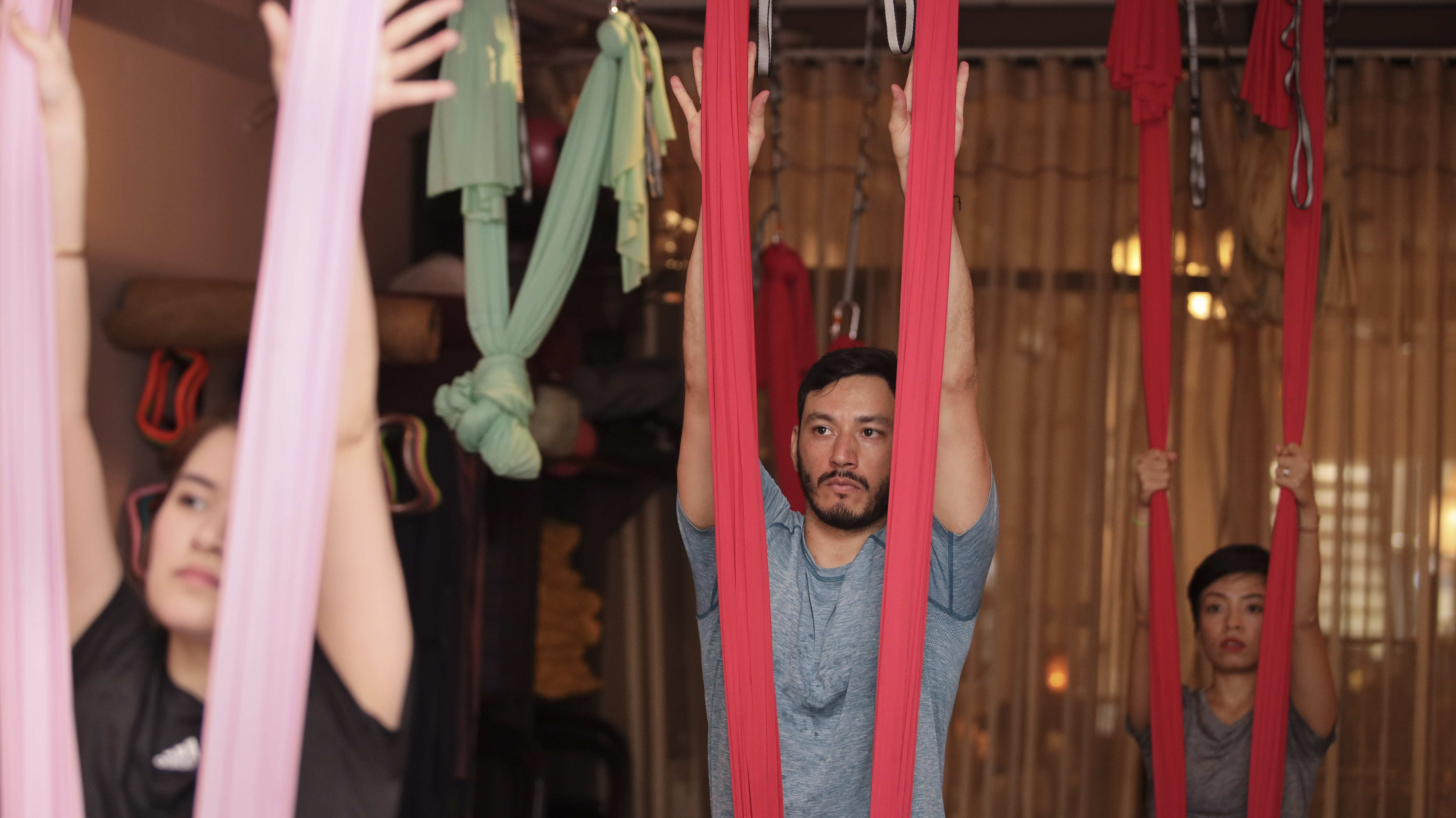 Cô gái dạy yoga bay ảnh 5 Co gai day yoga bay anh 5