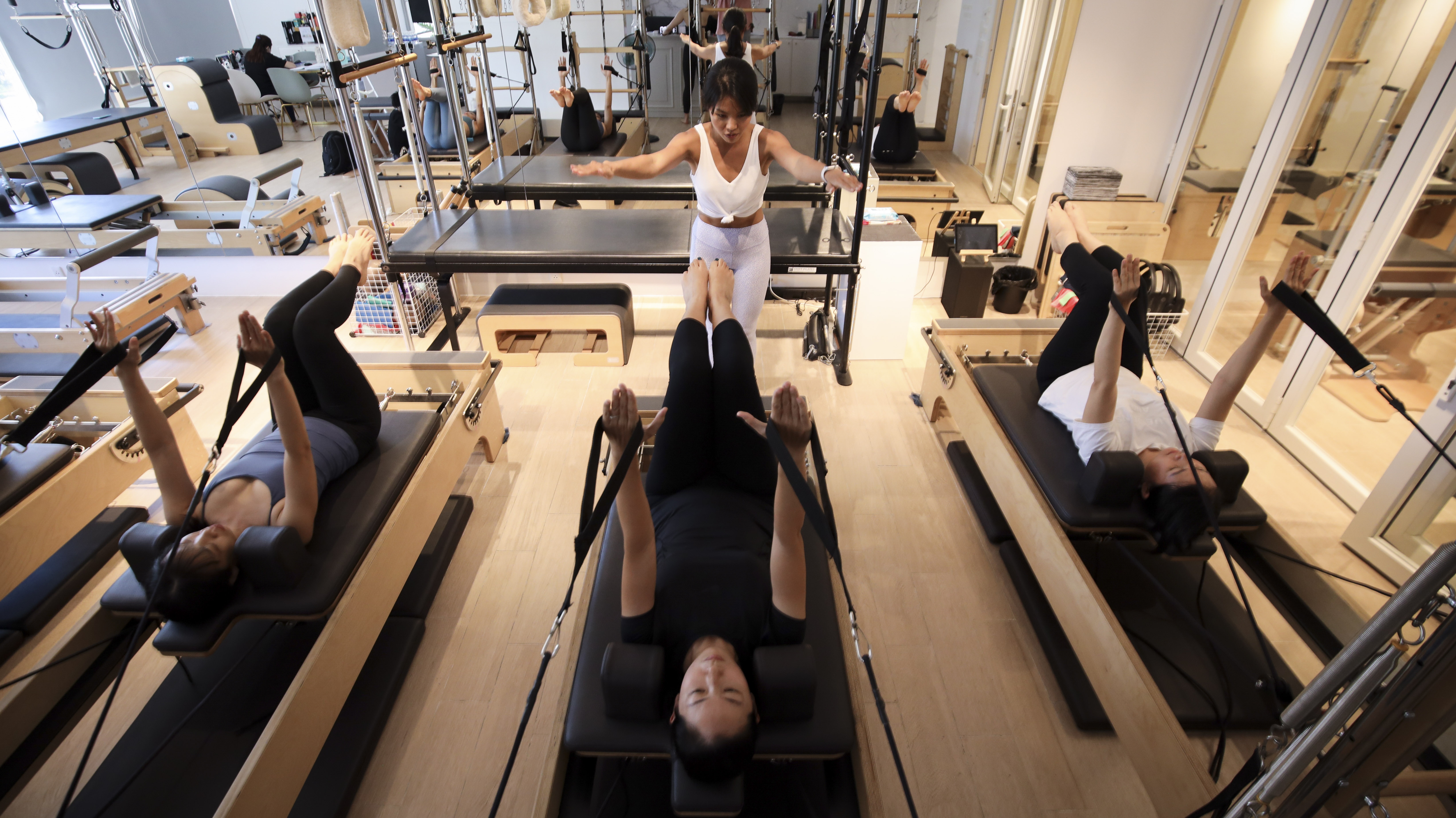 Cô gái dạy yoga bay ảnh 15 Co gai day yoga bay anh 15