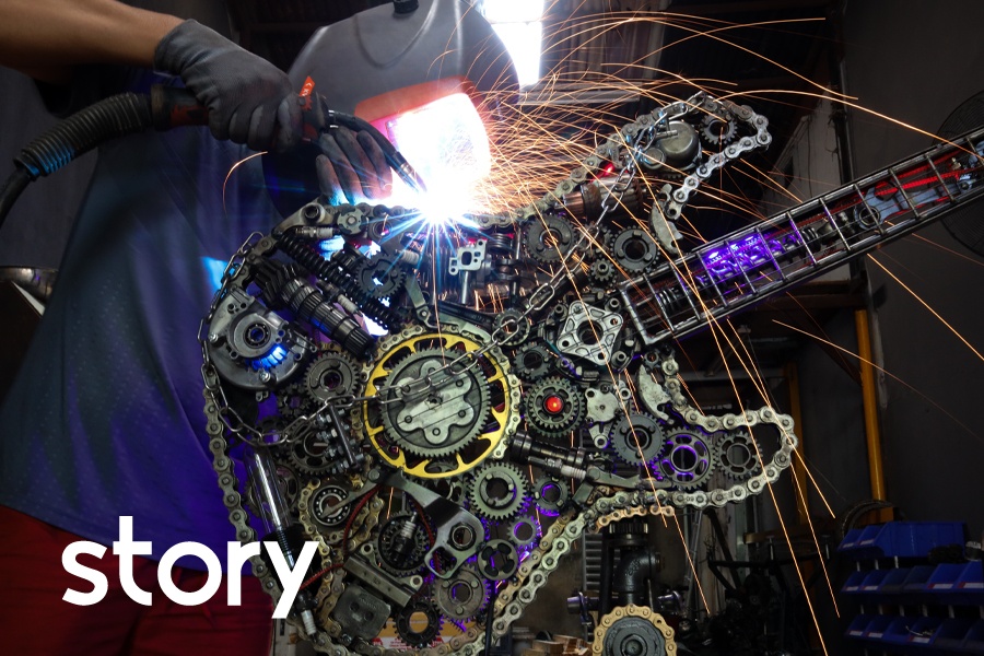 Lam dong ho, do choi gia tram trieu dong tu xac xe may cu hinh anh