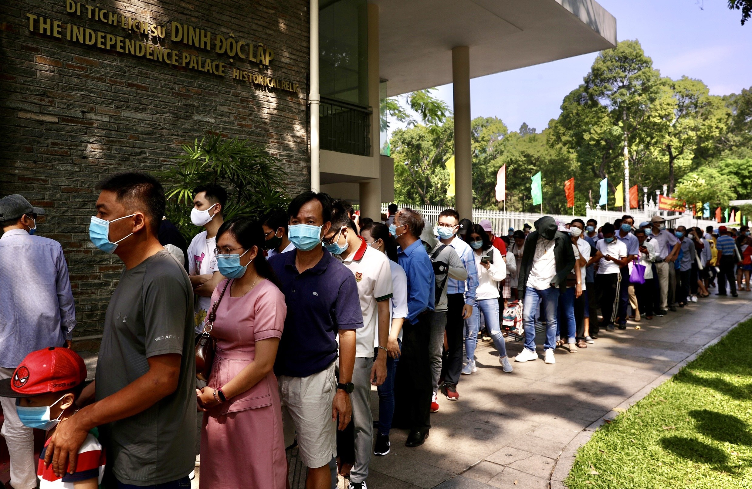 Nguoi dan xep hang dai tham quan Dinh Thong Nhat hinh anh