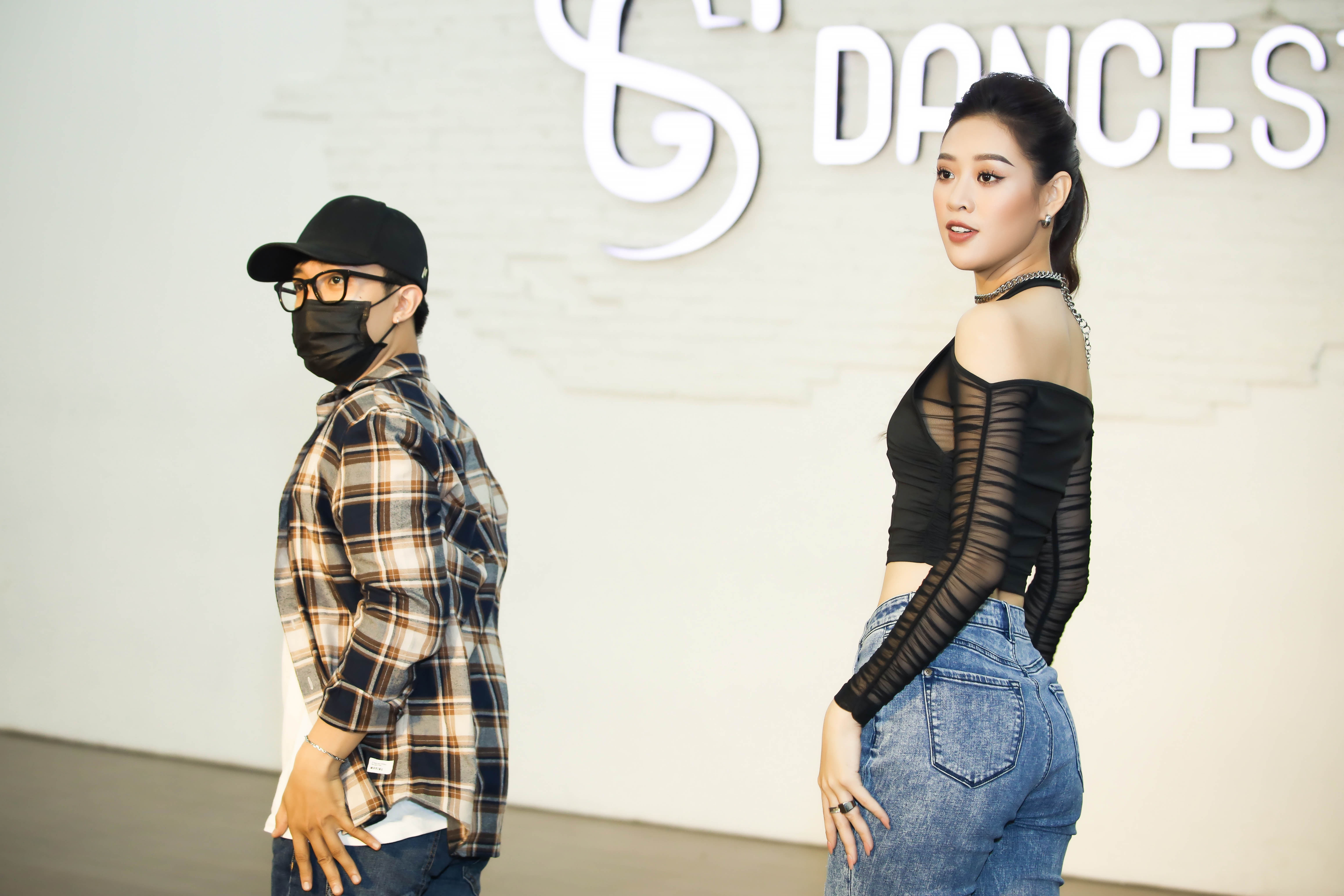 Hoa hau Khanh Van anh 2