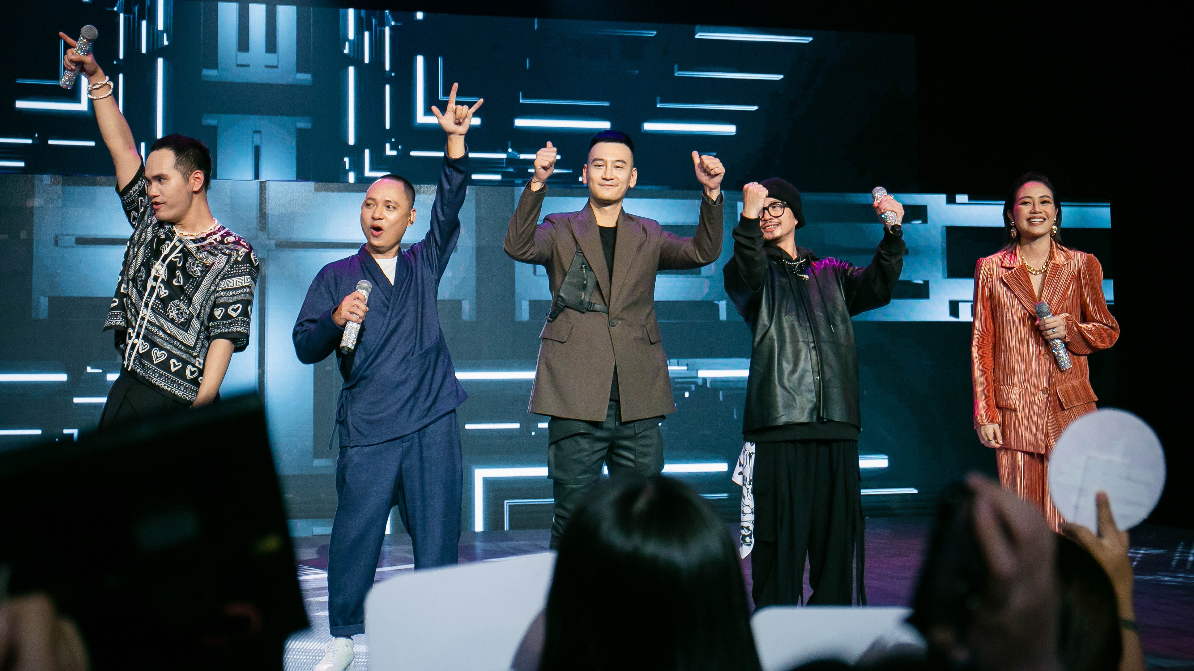 Man trinh dien sexy cua Han Sara tai The Heroes 2021 anh 6