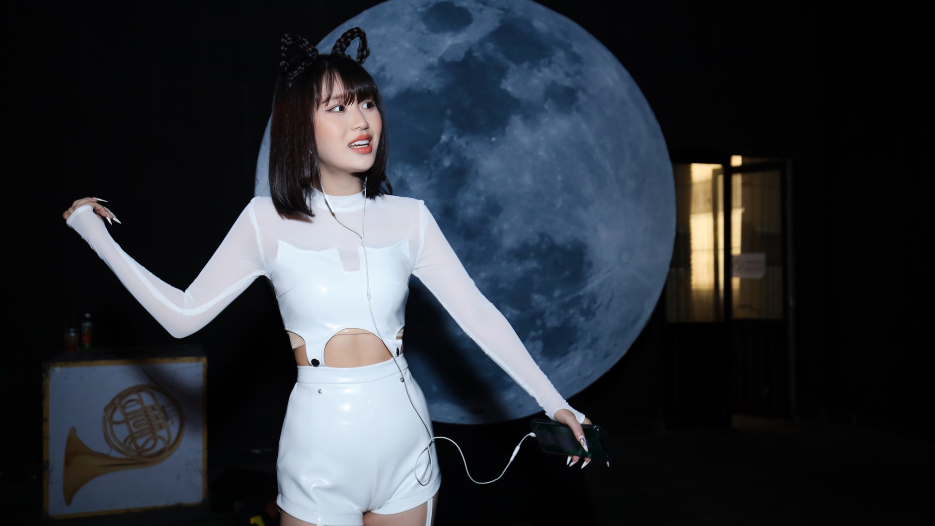 Man trinh dien sexy cua Han Sara tai The Heroes 2021 anh 7