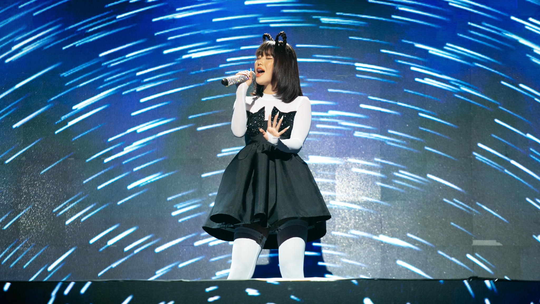 Man trinh dien sexy cua Han Sara tai The Heroes 2021 anh 9