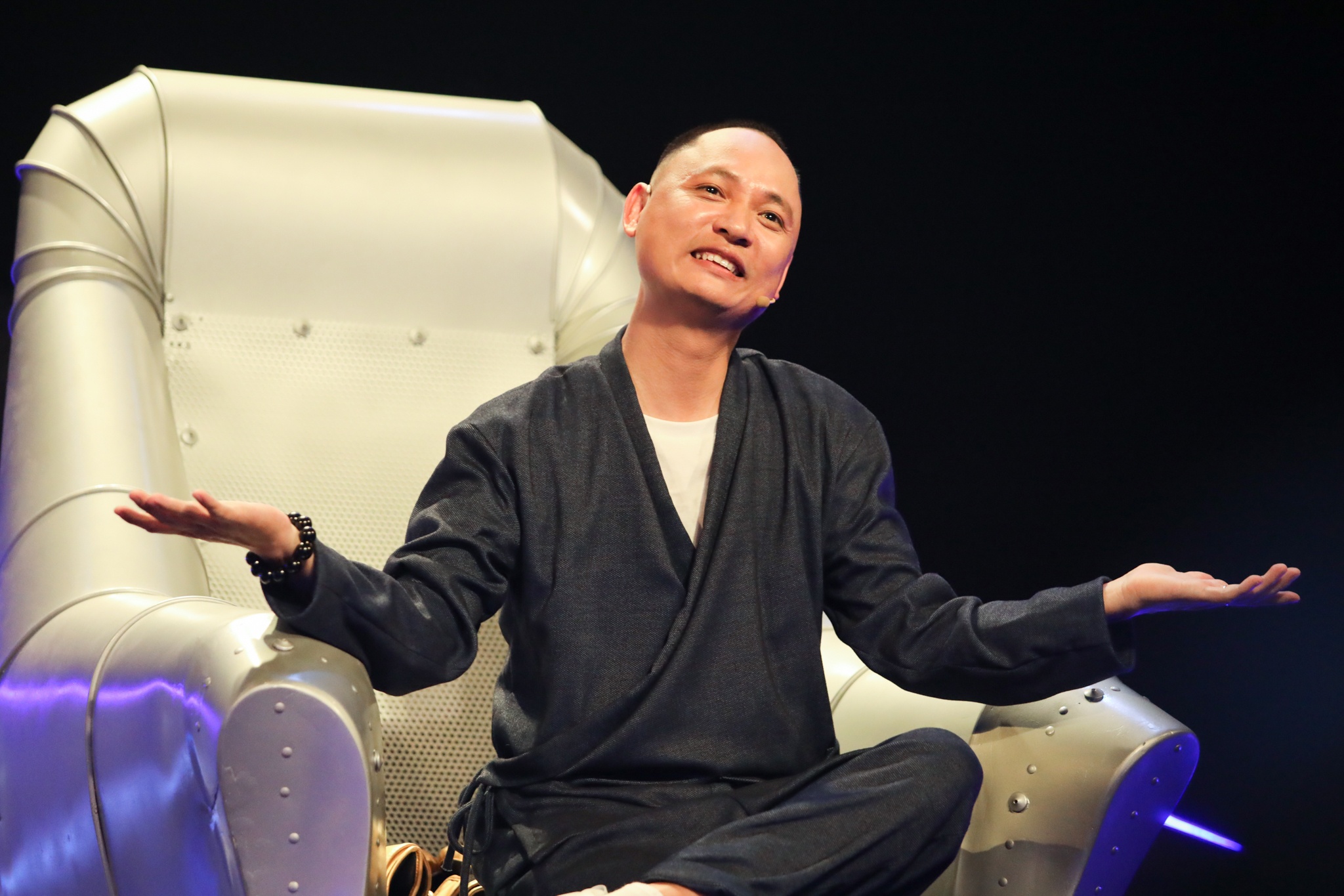 Man trinh dien sexy cua Han Sara tai The Heroes 2021 anh 13