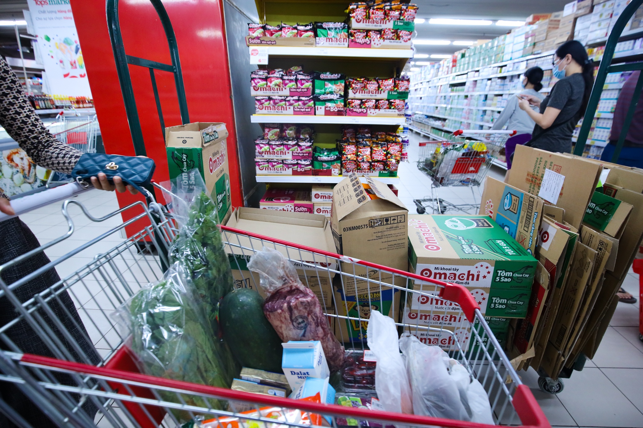 Sieu thi TP.HCM truoc gio gian cach anh 6