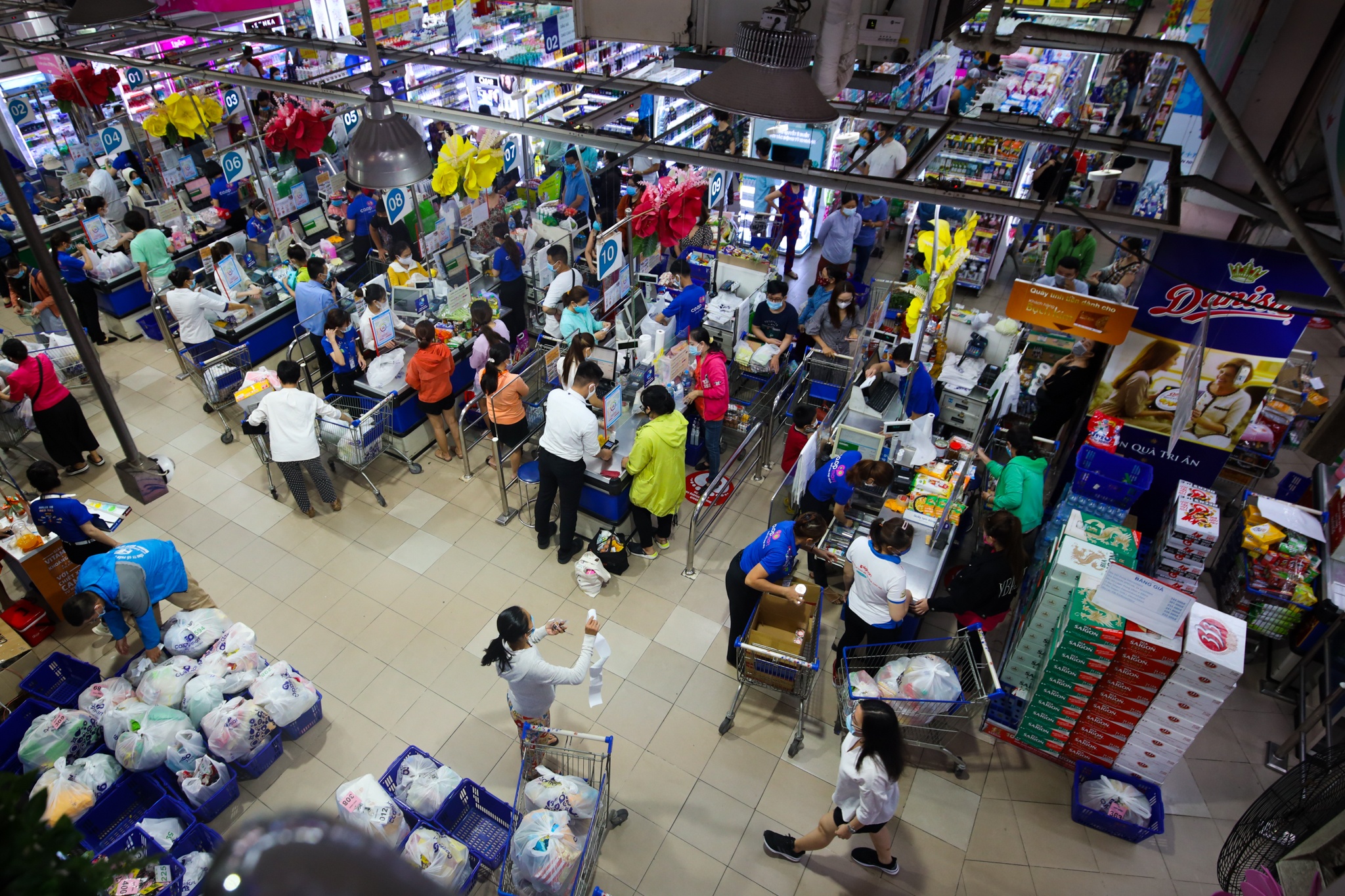 Sieu thi TP.HCM truoc gio gian cach anh 1