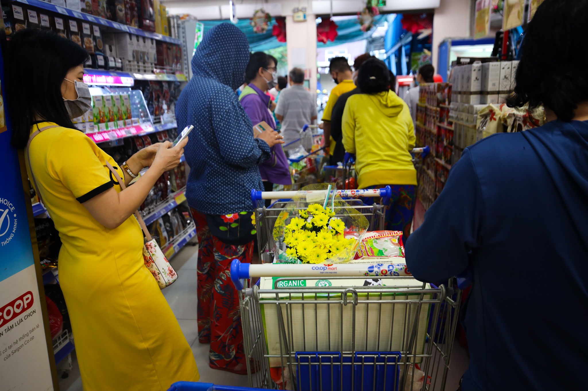 Sieu thi TP.HCM truoc gio gian cach anh 4