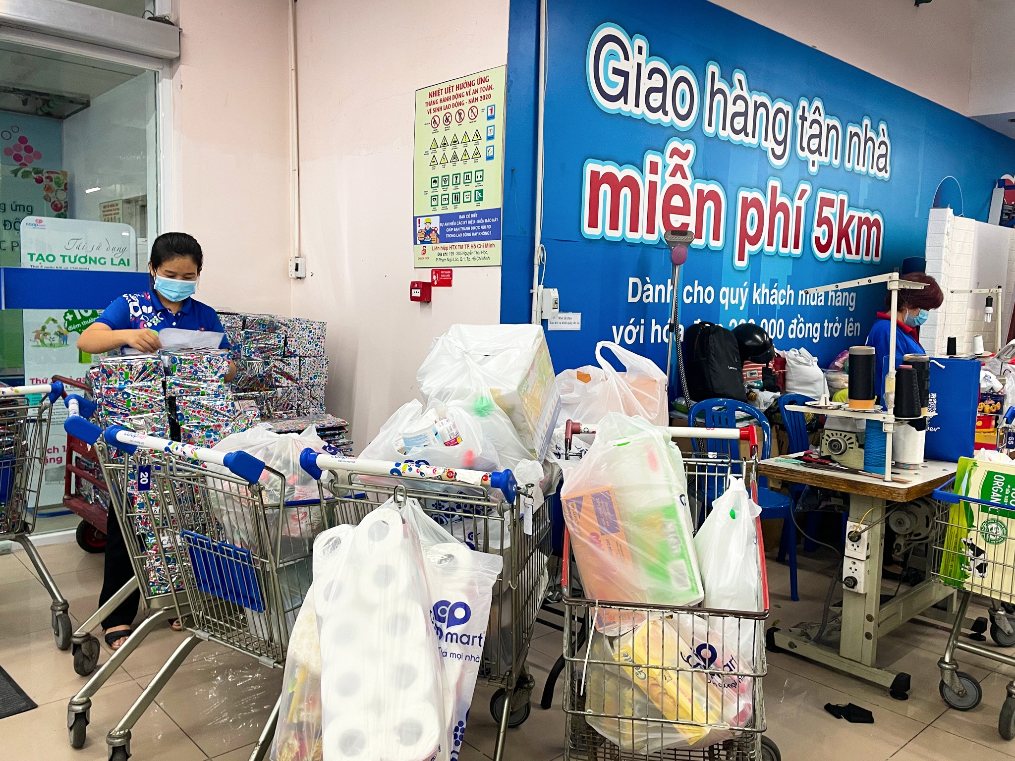 Sieu thi TP.HCM truoc gio gian cach anh 9