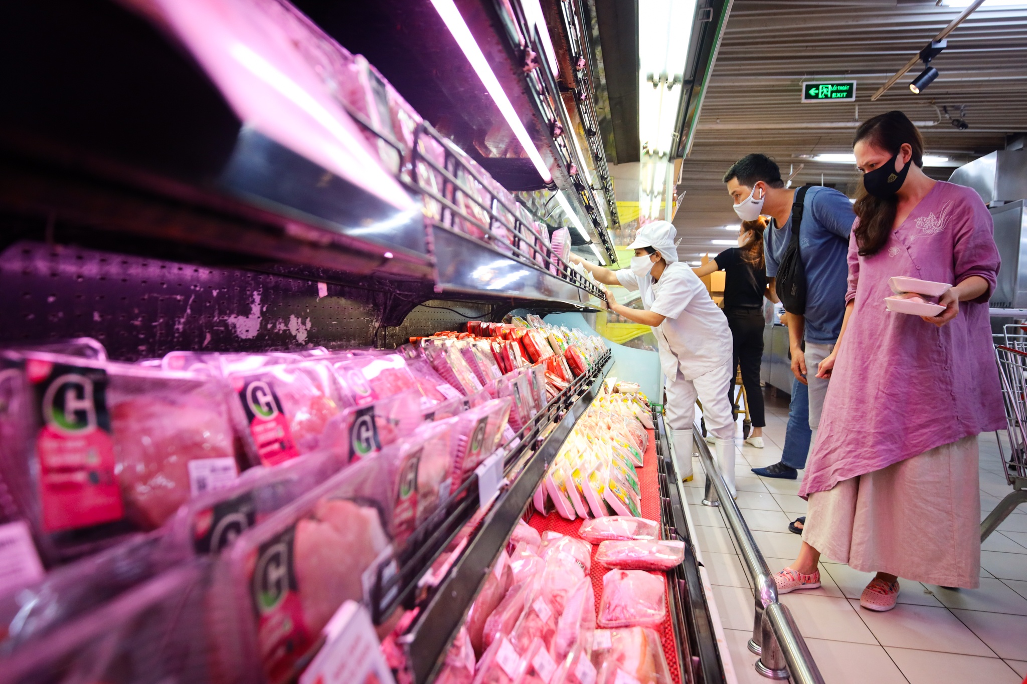 Sieu thi TP.HCM truoc gio gian cach anh 5