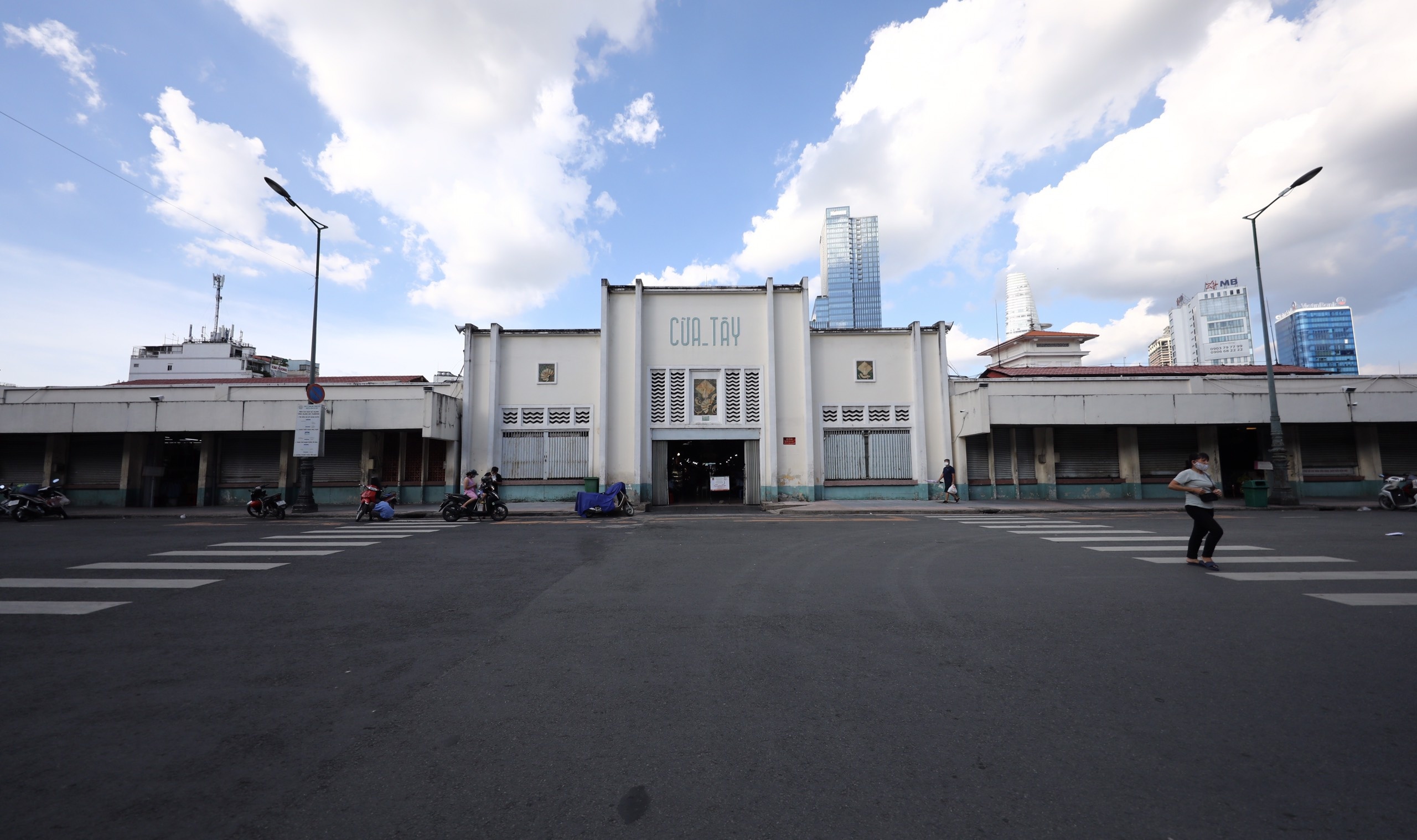 TP.HCM vang ve truoc lenh gian cach anh 8