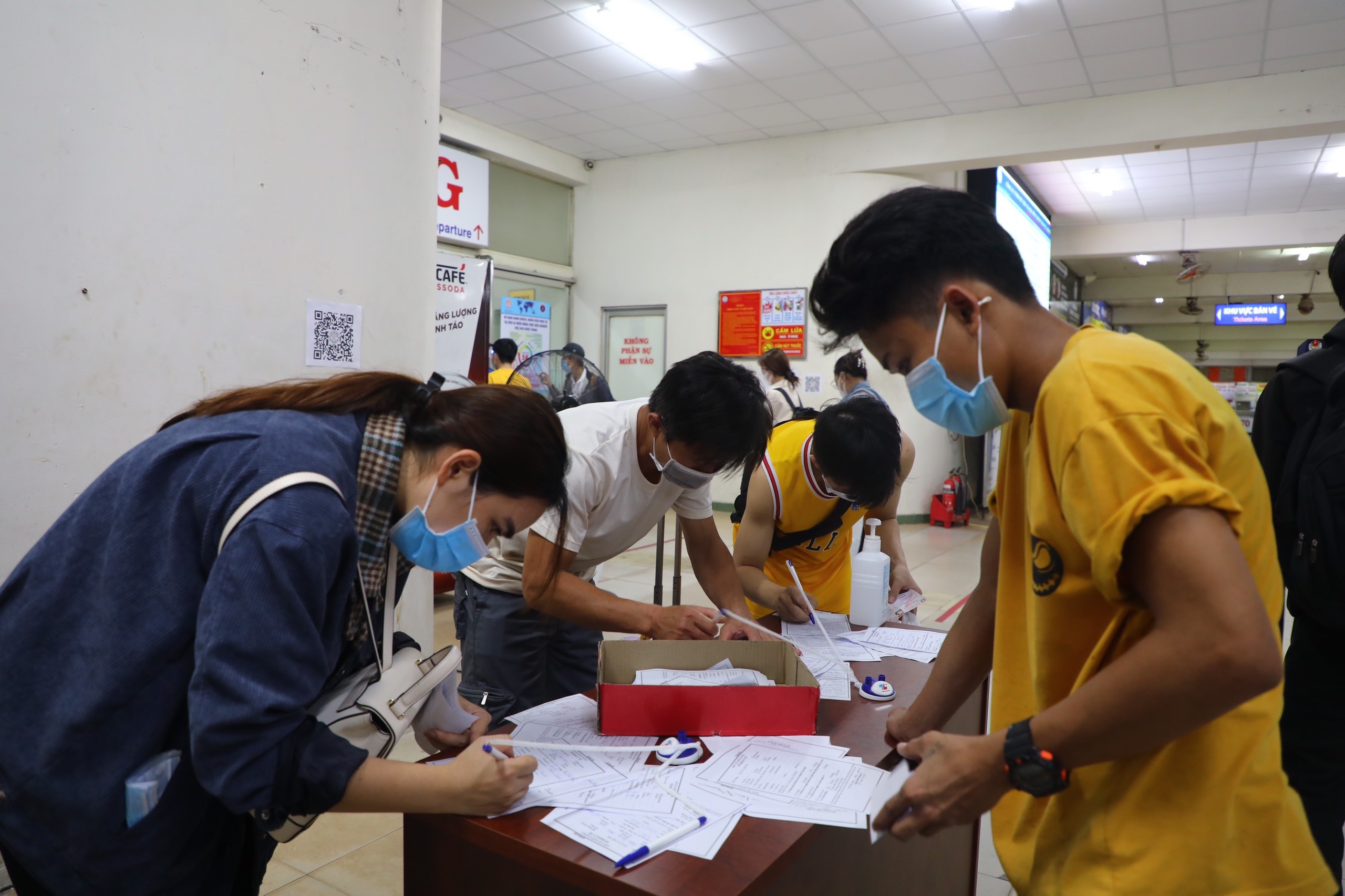 TP.HCM vang ve truoc lenh gian cach anh 13