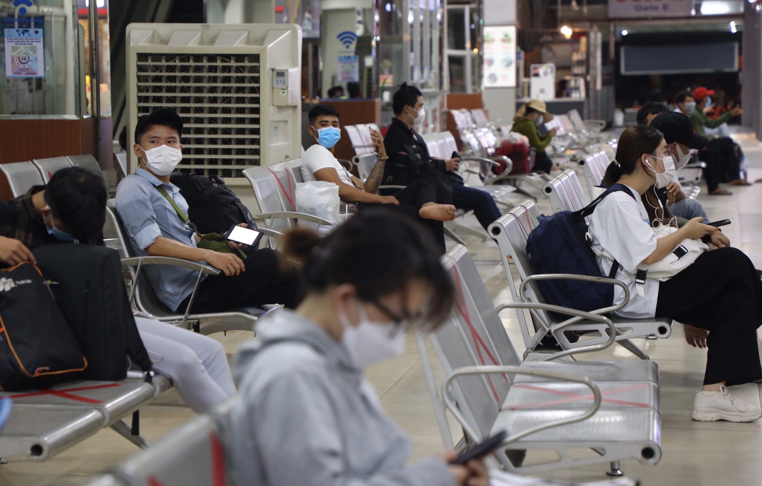 TP.HCM vang ve truoc lenh gian cach anh 14