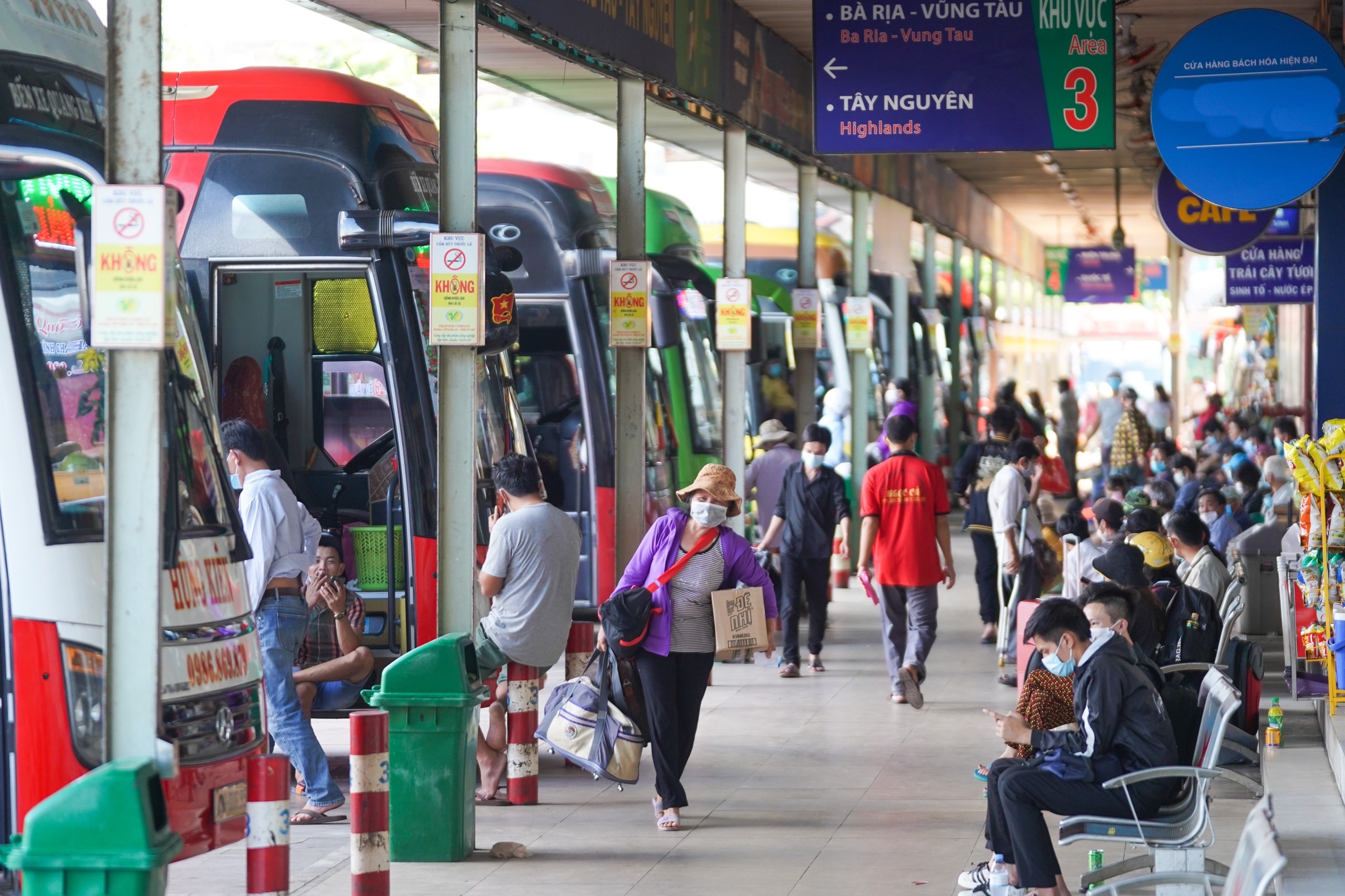 TP.HCM vang ve truoc lenh gian cach anh 11